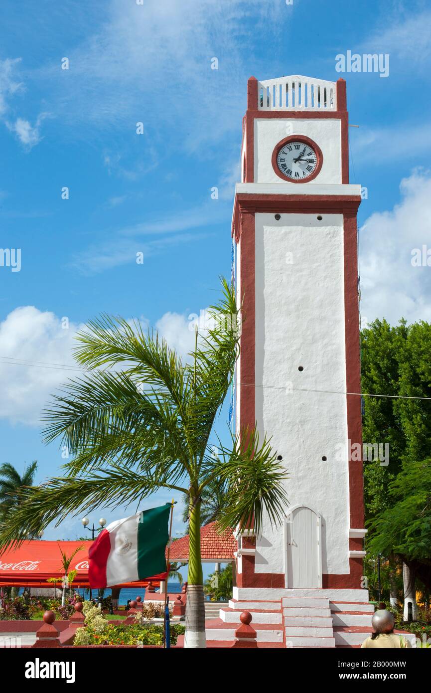La torre del reloj en la Plaza Punta Langosta en San Miguel de Cozumel en  la Isla Cozumel cerca de Cancún en el estado de Quintana Roo, Península de  Yucatán, México Fotografía
