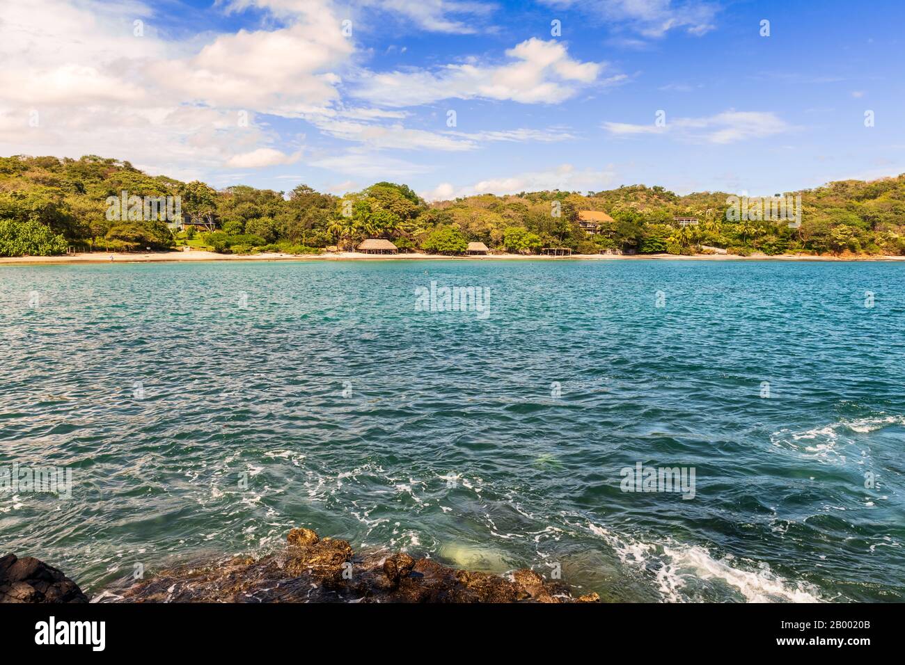 Vista de la playa y paisaje en la playa Playita en la Península de Azuero a sólo 40 km de Pedasi justo antes de la famosa playa de Venao en Panamá. Foto de stock