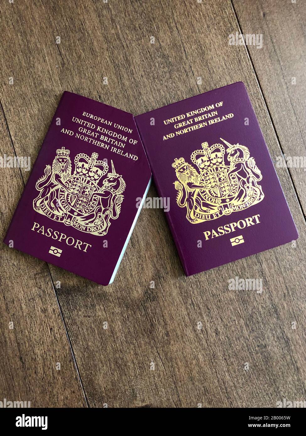 Dos pasaportes británicos, uno anterior al Brexit con las palabras Unión Europea y el nuevo post-Brexit sin ninguna referencia a la UE. Foto de stock