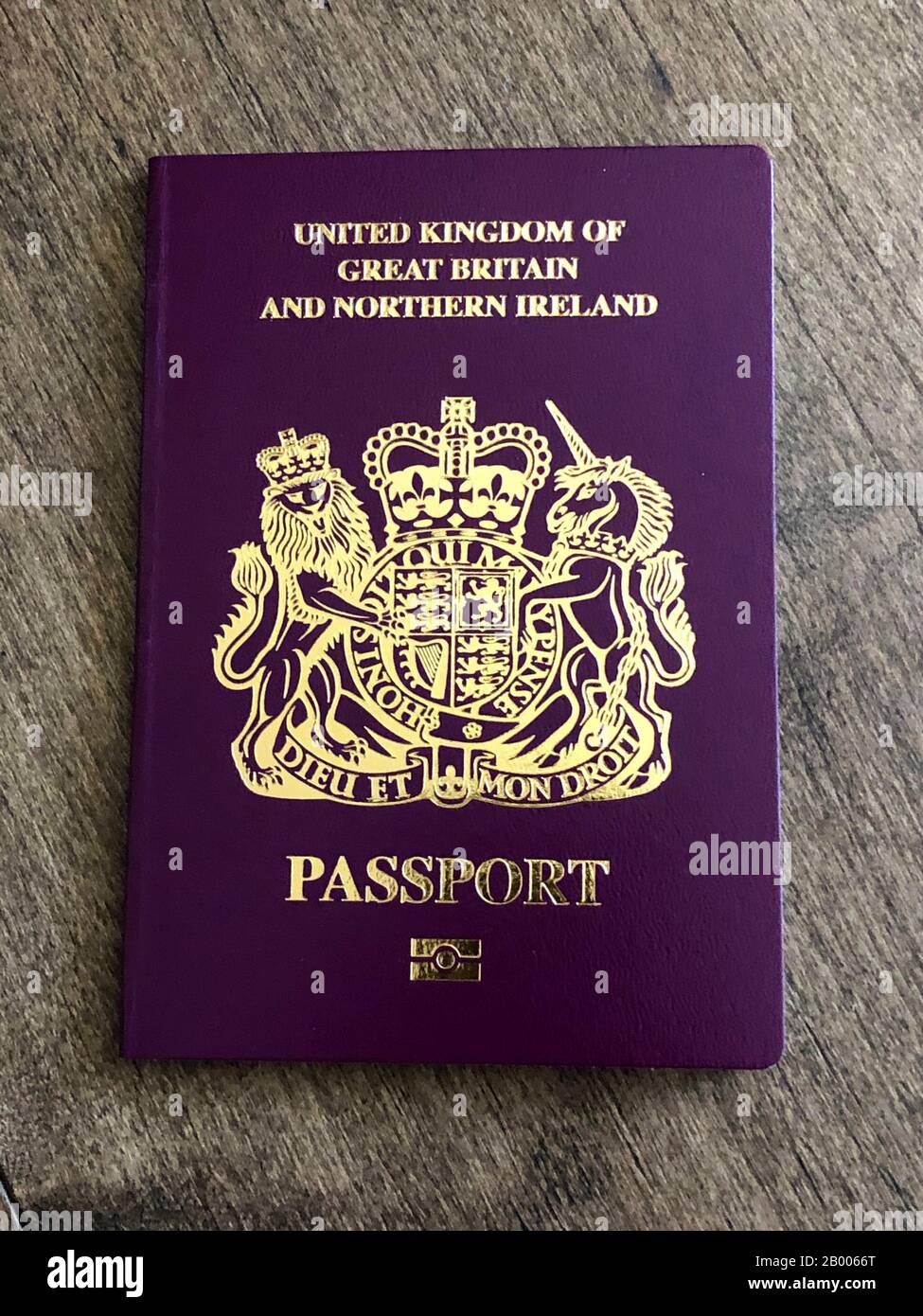 El nuevo pasaporte británico post-Brexit 2020 sin las palabras Unión Europea en la portada. Foto de stock