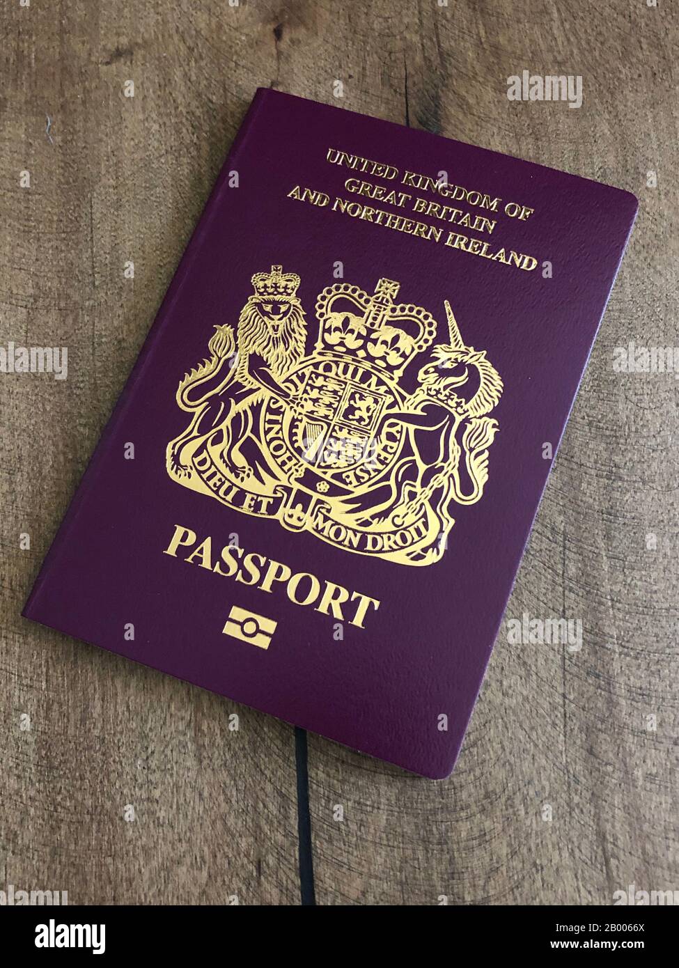 El nuevo pasaporte británico post-Brexit 2020 sin las palabras Unión Europea en la portada. Foto de stock