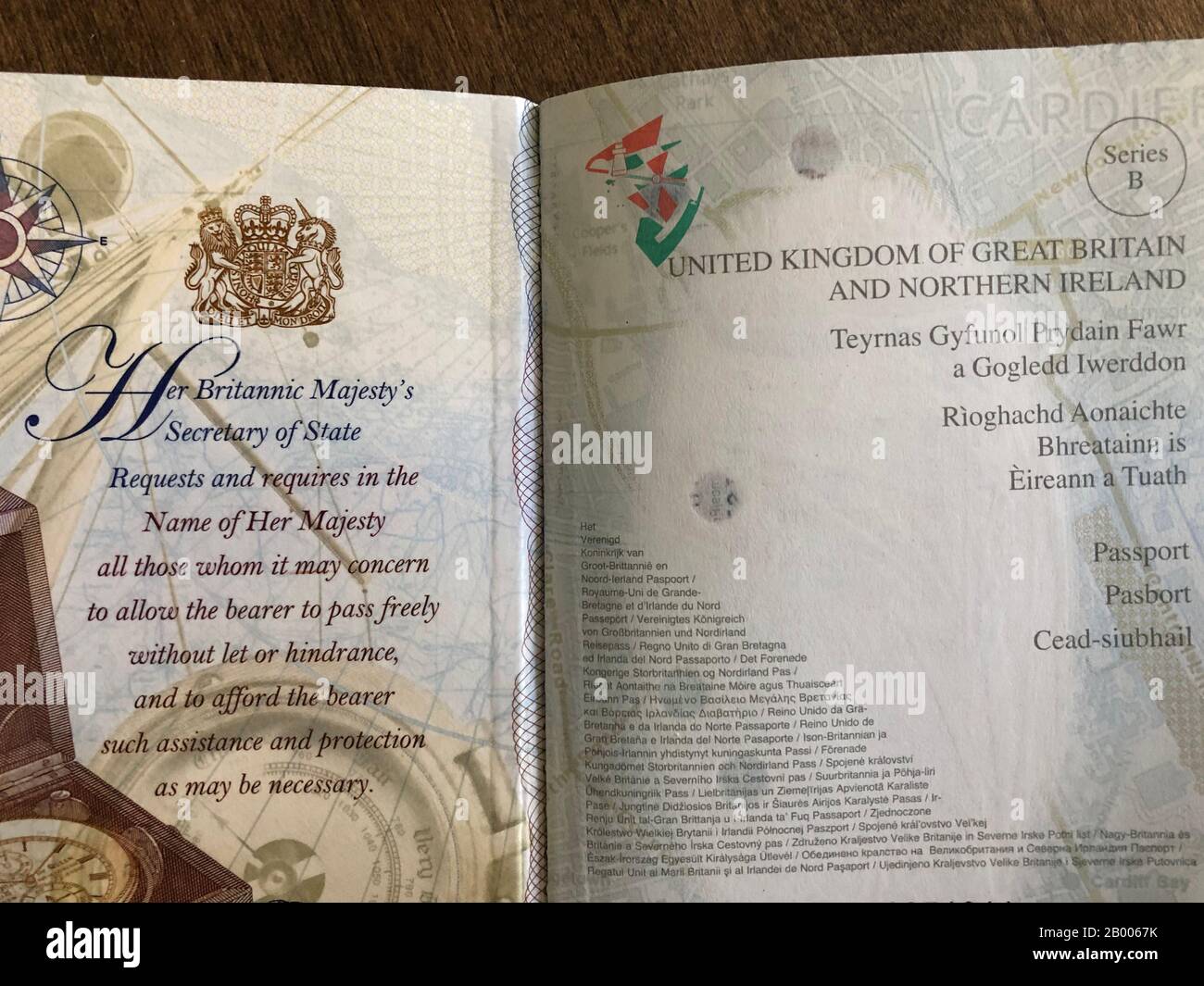 El interior del nuevo pasaporte británico post-Brexit 2020 sin ninguna referencia a la Unión Europea Foto de stock