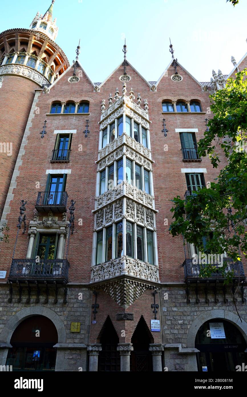 Casa Terrades o Casa de les Punxes, construida por el arquitecto Josep Puig i Cadafalch. Foto de stock