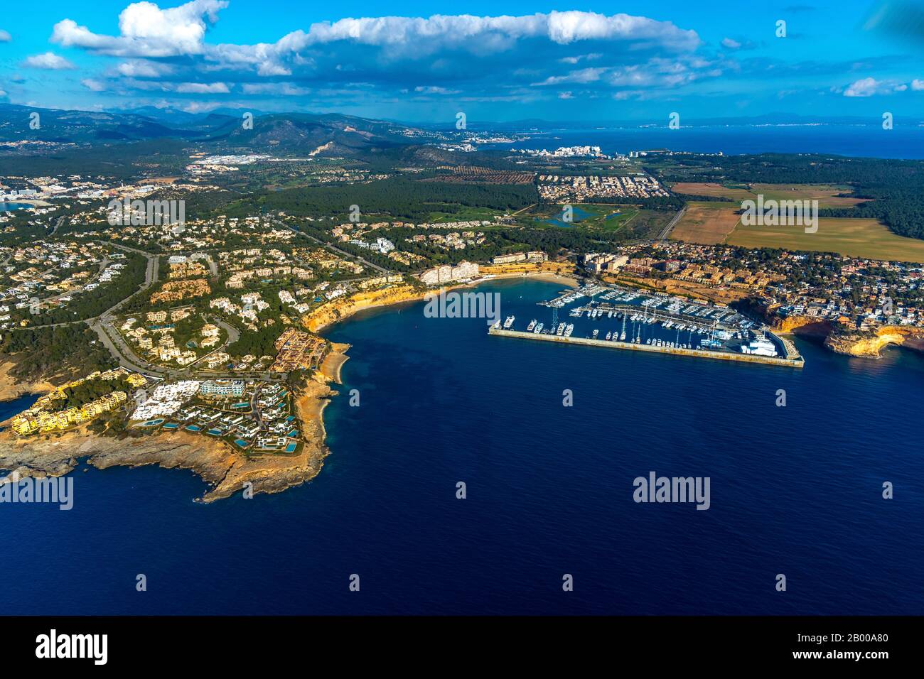 Vista aérea, Puerto Adriano, puerto, lujoso complejo residencial Cap Adriano, el Toro, Europa, Islas Baleares, España, Mallorca, barcos, muelle de barcos, barco Foto de stock