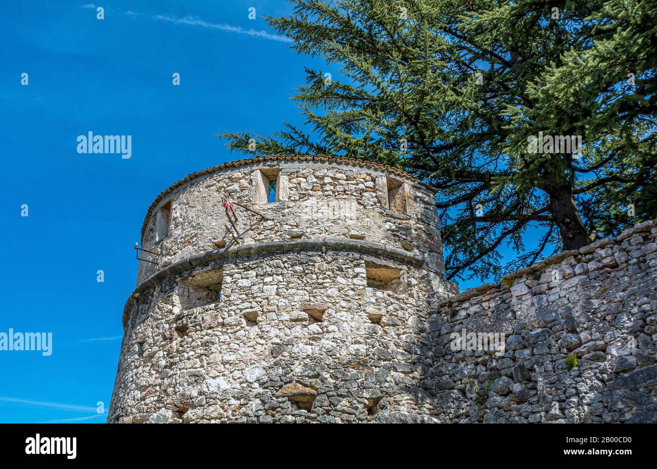 Castillo De Thun, Italia, Trentino Alto Adige, Norte De Italia, Europa. Castillo medieval en Italia con jardín y murallas defensivas. Foto de stock