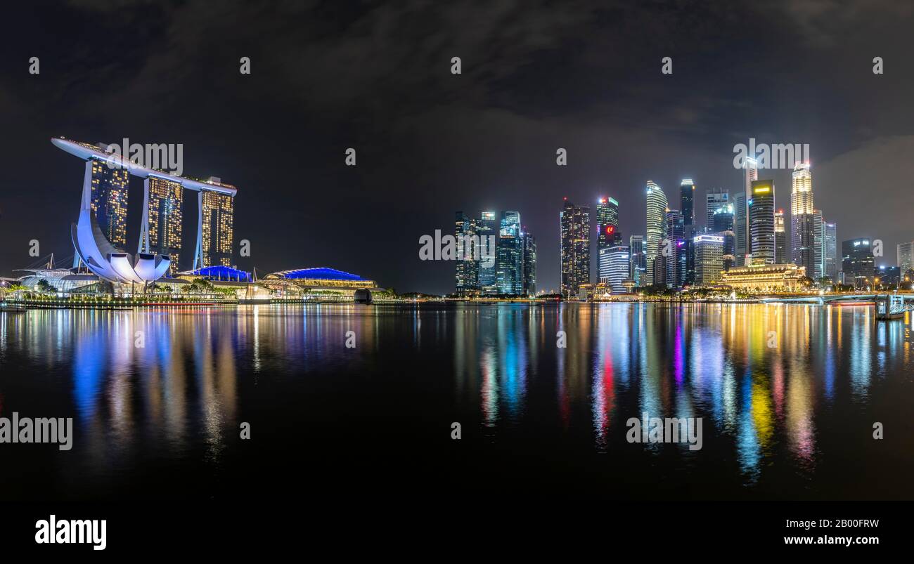 Marina Bay Sands Hotel, ArtScience Museum y Skyline por la noche, Distrito Financiero, Banking District, Marina Bay, Downtown Core, Singapur Foto de stock