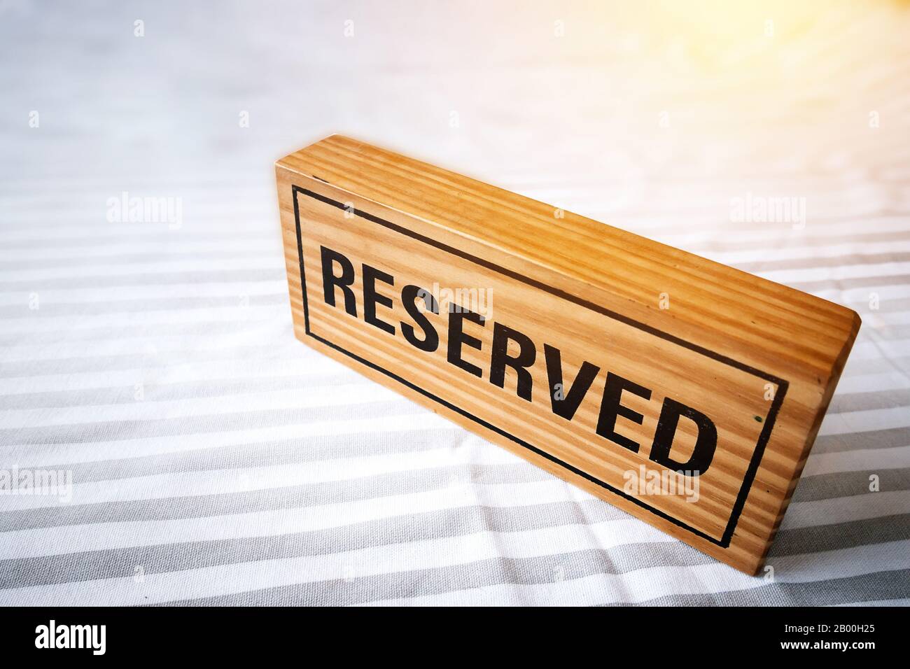 mesa reservada. cartel de madera reservado en la mesa para reserva. mesa reservada en el restaurante. Foto de stock