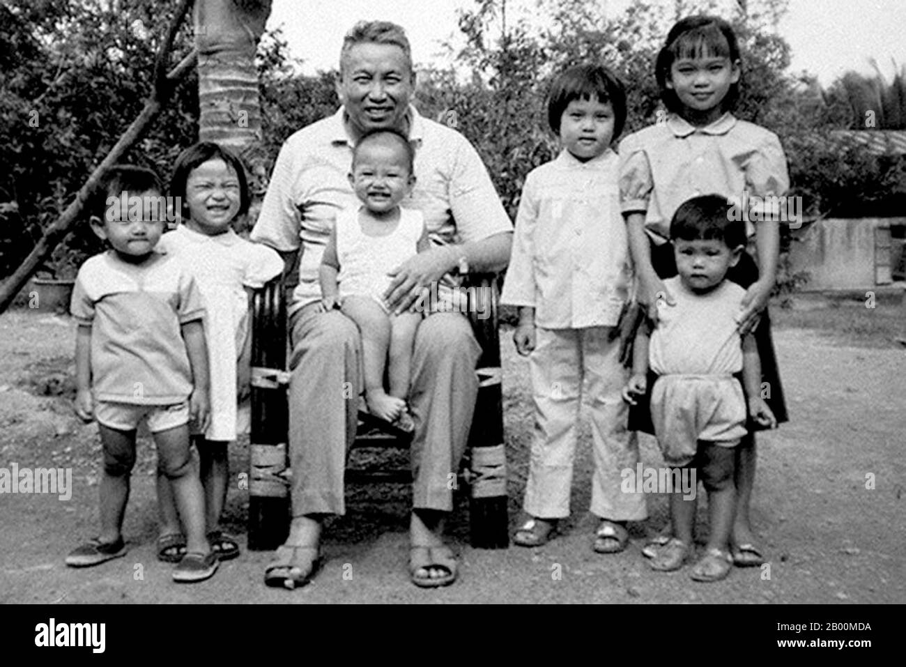 Camboya: El líder de los Jemeres rojos Saloth SAR, alias Pol Pot, sentado con un grupo de niños en Anlong Veng, c. 1990. El niño en su regazo es probablemente la hija de Pol Pot. Otros pueden ser sus nietos, o los de otros cuadros mayores de los Jemeres rojos. Foto probablemente por oficial de kr. Foto de stock