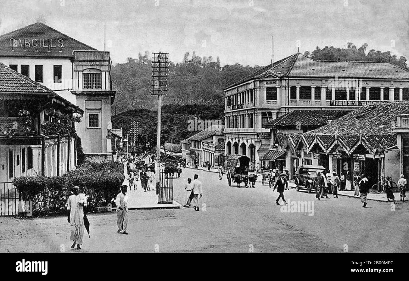 Sri Lanka: Calle de barrio, Kandy, a principios del siglo 20. Kandy es una ciudad en el centro de Sri Lanka. Fue la última capital de la era de los reyes antiguos de Sri Lanka. La ciudad se encuentra en medio de las colinas de la meseta de Kandy, que atraviesa una zona de plantaciones tropicales, principalmente té. Kandy es una de las ciudades más pintorescas de Sri Lanka; es una ciudad administrativa y religiosa. Es la capital de la provincia central (que abarca los distritos de Kandy, Matale y Nuwara Eliya) y también del distrito de Kandy. Foto de stock