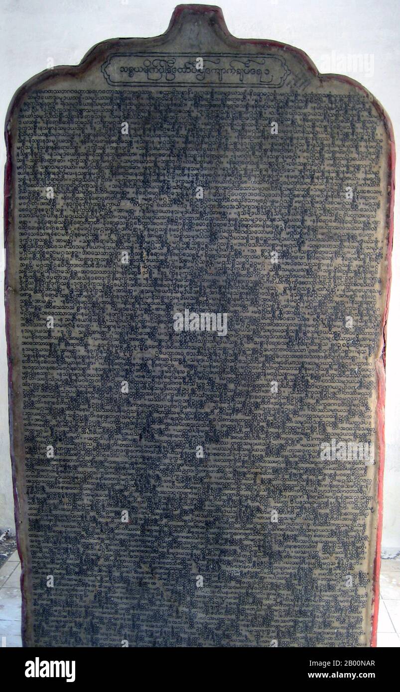 Myanmar / Birmania: Inscripción Pali, Tipitaka Kyauksa. Kuthodaw Pagoda, Mandalay. Foto de Wagaung (Licencia CC BY-SA 3.0). Piedra inscrita o kyauksa en la pagoda de Kuthodaw, Mandalay, Myanmar. Todo el canon de Tipitaka Pali del Budismo Teravada está establecido en 729 losas de mármol, cada una con 80 a 100 líneas de texto, originalmente en tinta de oro, tanto en el anverso como en el reverso. Cada piedra tiene tres pies y medio de ancho, cinco pies de alto y cinco pulgadas de grosor y se encuentra en un kyauksa gu o una pequeña estupa tipo cueva. Foto de stock