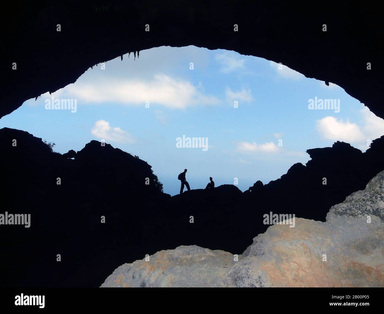 Yemen: Isla Socotra (Isla Suqutra), cueva de halcón en Hala, al este de la isla  Socotra. La cueva Hawk en Hala, al este de la isla Socotra, tiene unos 15  metros de