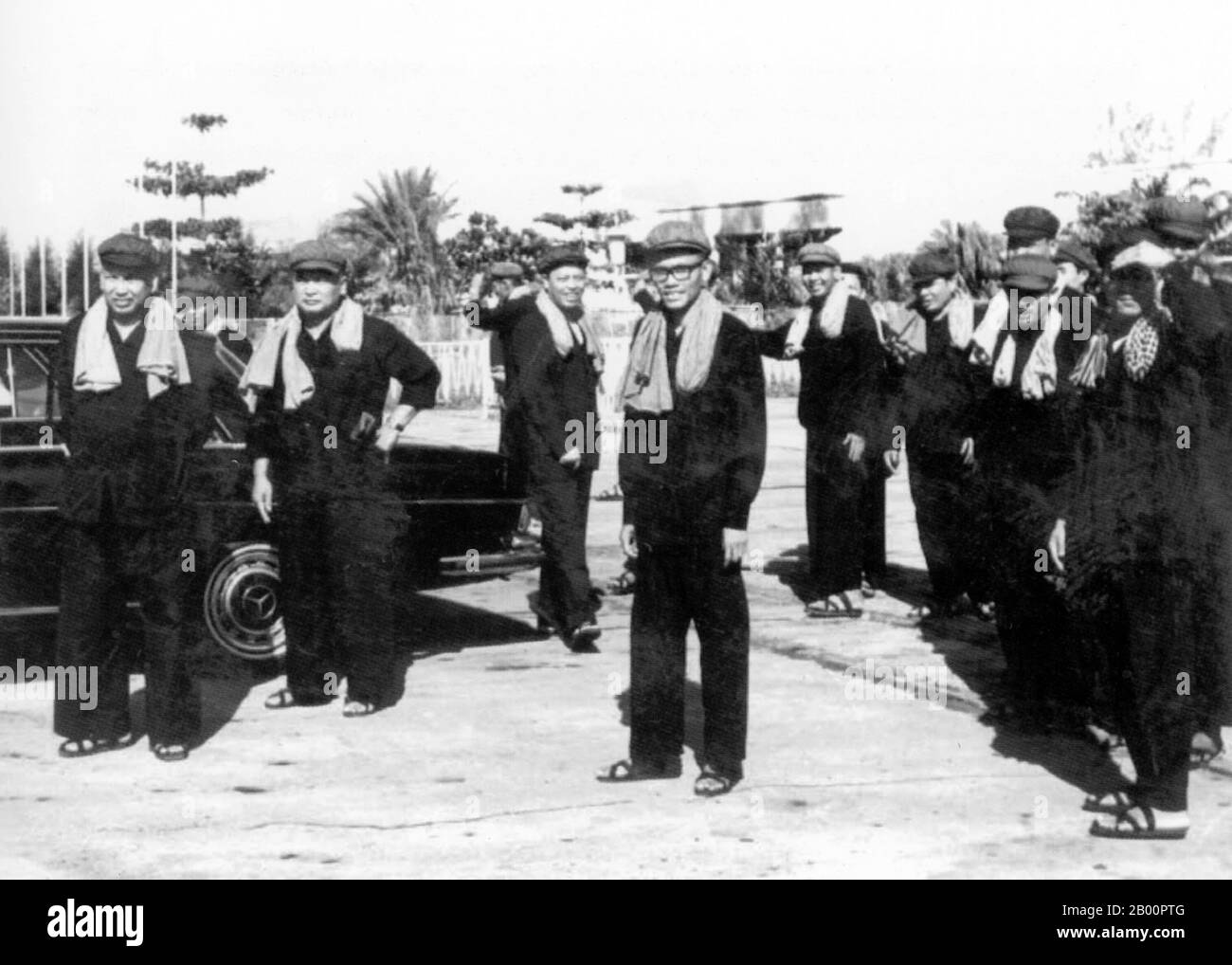 Camboya: Liderazgo de los Jemeres rojos. De izquierda a derecha: Pol Pot, Nuon Chea, Ieng Sary, son Sen y Vorn Vet con cuadros superiores, probablemente en el aeropuerto de Pochentong c. 1977. Jemeres rojos Liderazgo: Pol Pot = Hermano no 1, Nuon Chea = Hermano no 2, Ieng Sary = Hermano no 3. Son Sen, Vorn Vet. Foto de stock