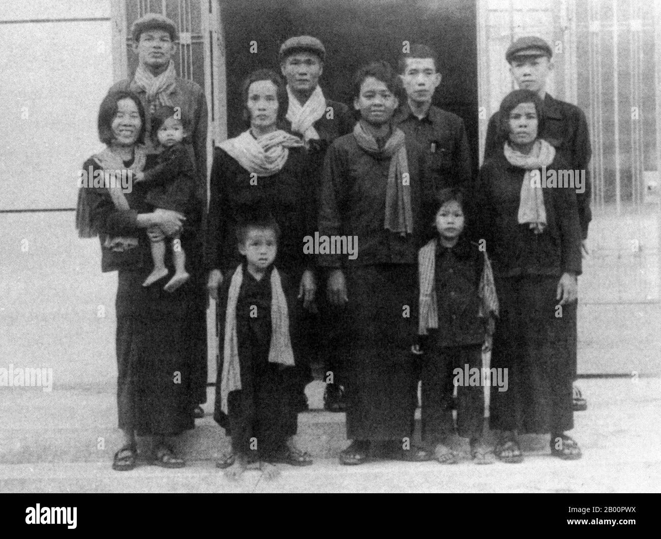 Camboya: Tuol Sleng (S 21) prisión: Los cuadros mayores de los Jemeres  rojos posan con sus esposas e hijos. La fila de atrás, la primera a la  izquierda, es Mam Nay, interrogador