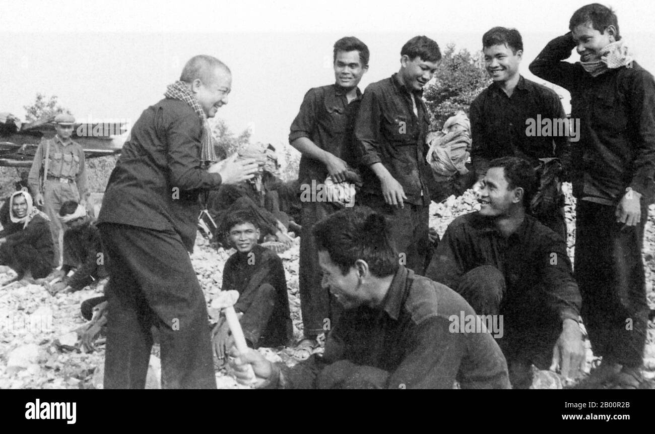Camboya: El Príncipe Norodom Sihanouk se reunió con trabajadores en la "zona liberada" de los Jemeres rojos, abril de 1973. Los trabajadores son probablemente el cuadro de los Jemeres rojos. Entre 1970 y 1975 Norodom Sihanouk fue nominalmente jefe del Gobierno Real de la Unión Nacional de Kampuchea, dominado por los Jemeres rojos (siglas del GRUNK francés), la oposición a la República pro-americana de Lon Nol. En 1973 viajó de Beijing a la "zona liberada" de los Jemeres rojos de Camboya con fines de propaganda. Foto de stock