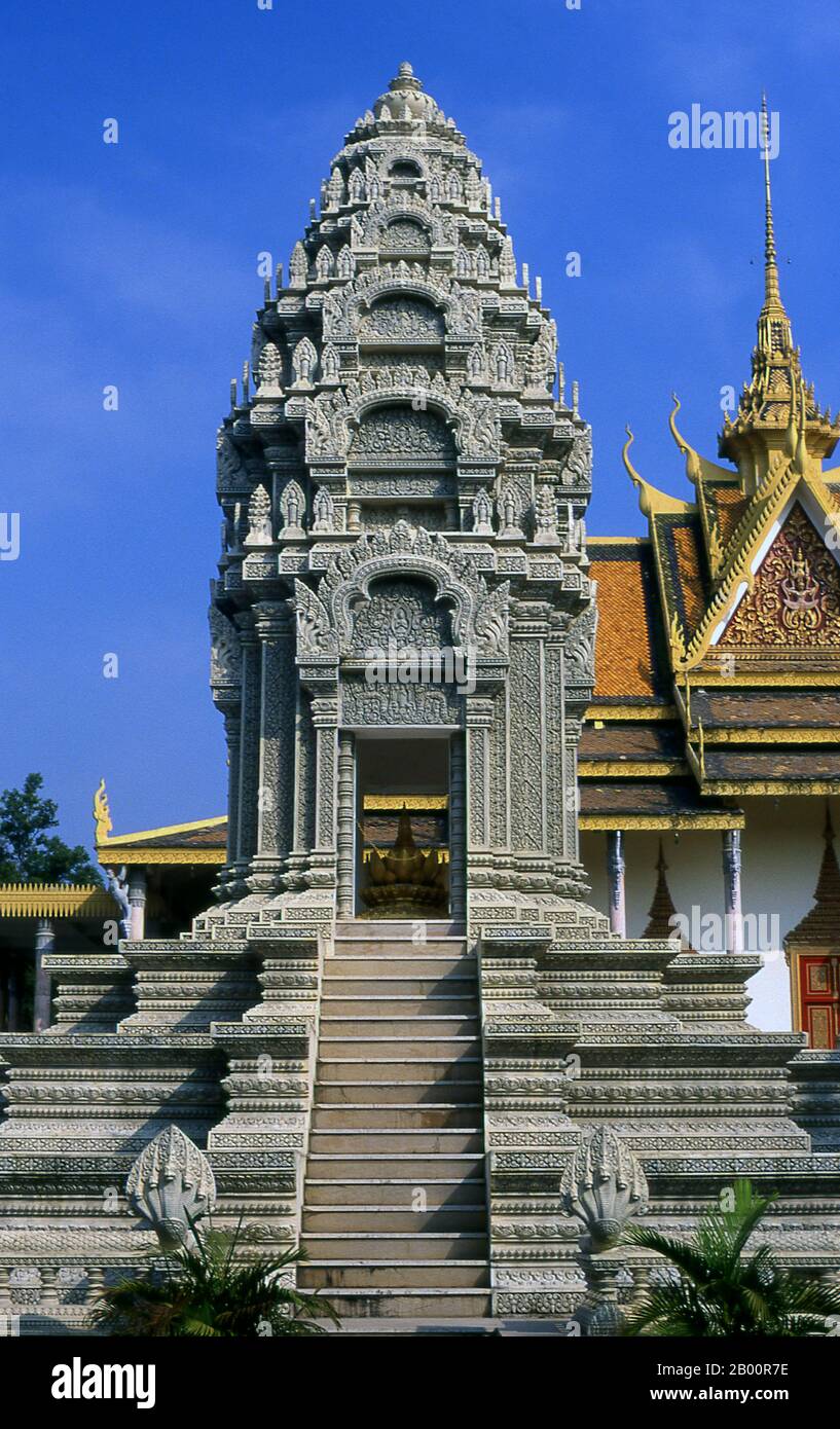 Camboya: Chedi de la princesa Kantha Bopha, Palacio Real y Pagoda de Plata, Phnom Penh. El Palacio Real (Preah Barum Reacha Veang Nei Preah Reacheanachak Kampuchea) y la Pagoda de Plata, en Phnom Penh, es un complejo de edificios que sirve como residencia real del rey de Camboya. Su nombre completo en el idioma Khmer es Preah Barom Reachea Veang Chaktouk. Los Reyes de Camboya lo han ocupado desde que fue construido en la década de 1860, con un período de ausencia cuando el país entró en agitación durante y después del reinado de los Jemeres rojos. Foto de stock