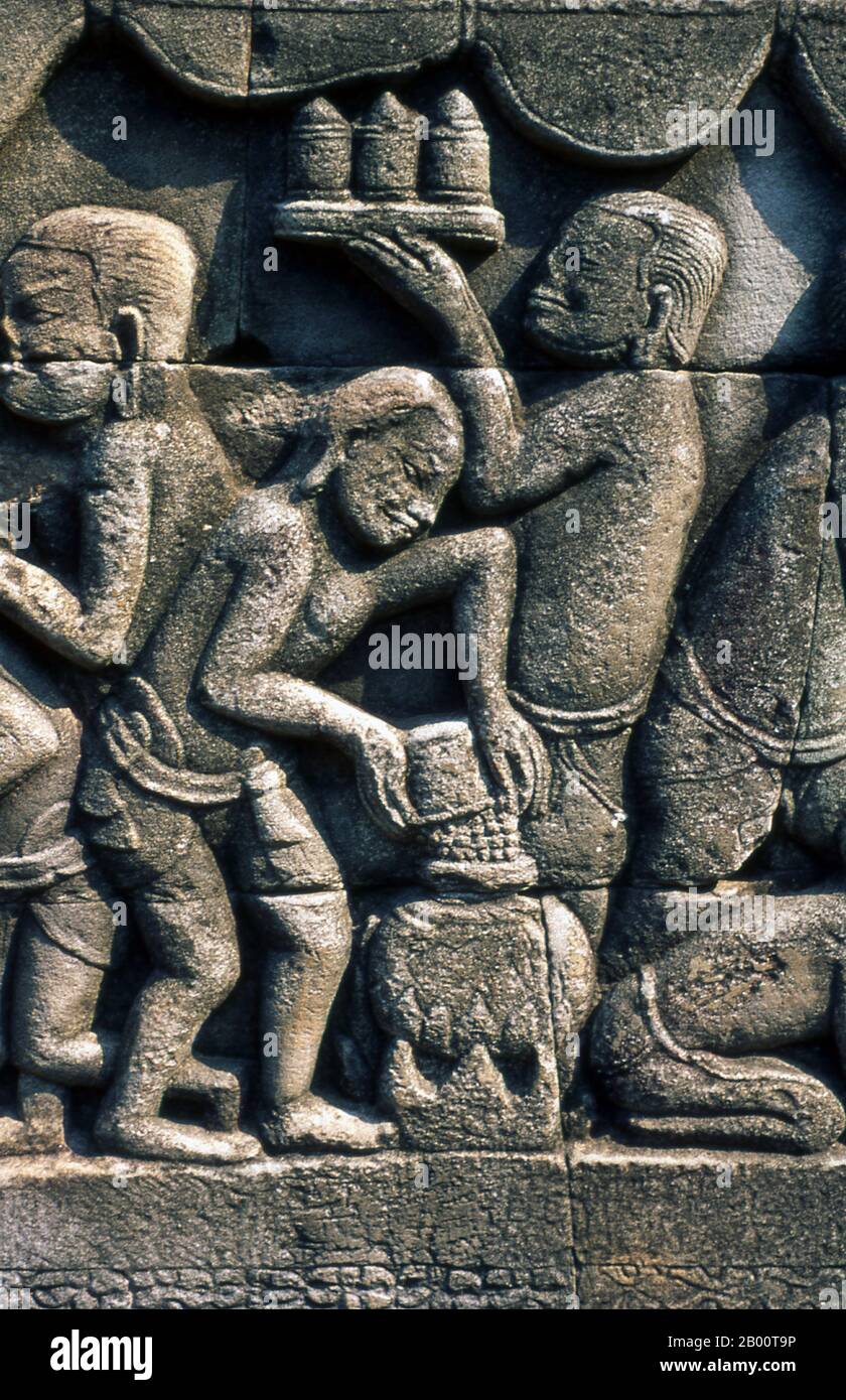 Camboya: Una escena de la vida civil ordinaria durante la época del imperio Khmer, bajorrelieve, el Bayón, Angkor Thom. Angkor Thom está situado a una milla al norte de Angkor Wat. Fue construido a finales del siglo 12 por el rey Jayavarman VII, y cubre un área de 9 km², dentro de los cuales se encuentran varios monumentos de épocas anteriores, así como los establecidos por Jayavarman y sus sucesores. Se cree que ha mantenido una población de 80,000-150,000 personas. En el centro de la ciudad se encuentra el templo estatal de Jayavarman, el Bayón, con los otros sitios principales agrupados alrededor de la Plaza de la Victoria. Foto de stock