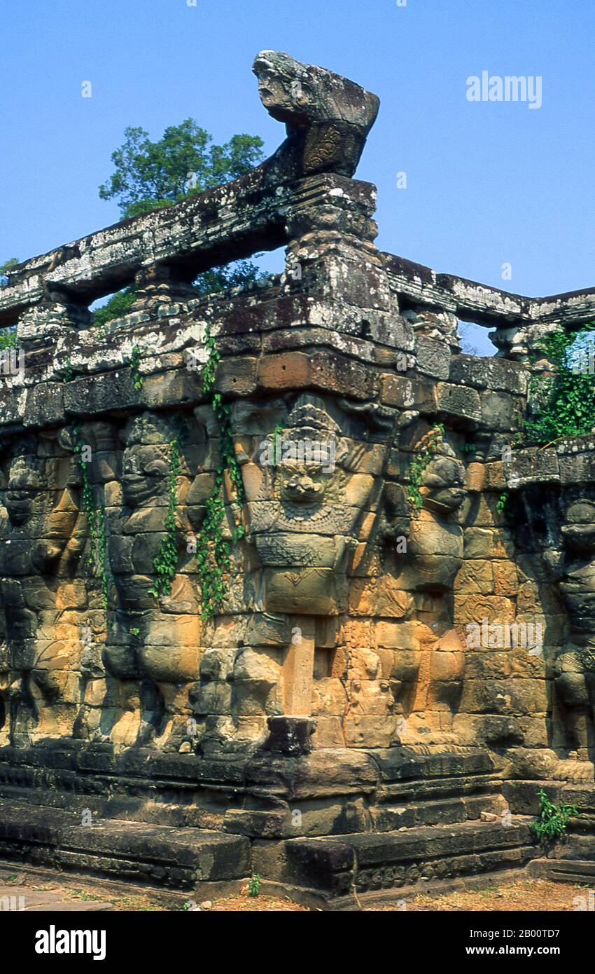 Camboya: Garudas adornan la sección central de la Terraza de los elefantes, Angkor Thom. La Terraza de los elefantes fue utilizada por el rey Jayavarman VII para revisar su ejército victorioso. Angkor Thom, que significa "la Gran Ciudad", se encuentra a una milla al norte de Angkor Wat. Fue construido a finales del siglo 12 por el rey Jayavarman VII, y cubre un área de 9 km², dentro de los cuales se encuentran varios monumentos de épocas anteriores, así como los establecidos por Jayavarman y sus sucesores. Se cree que ha mantenido una población de 80,000-150,000 personas. Foto de stock