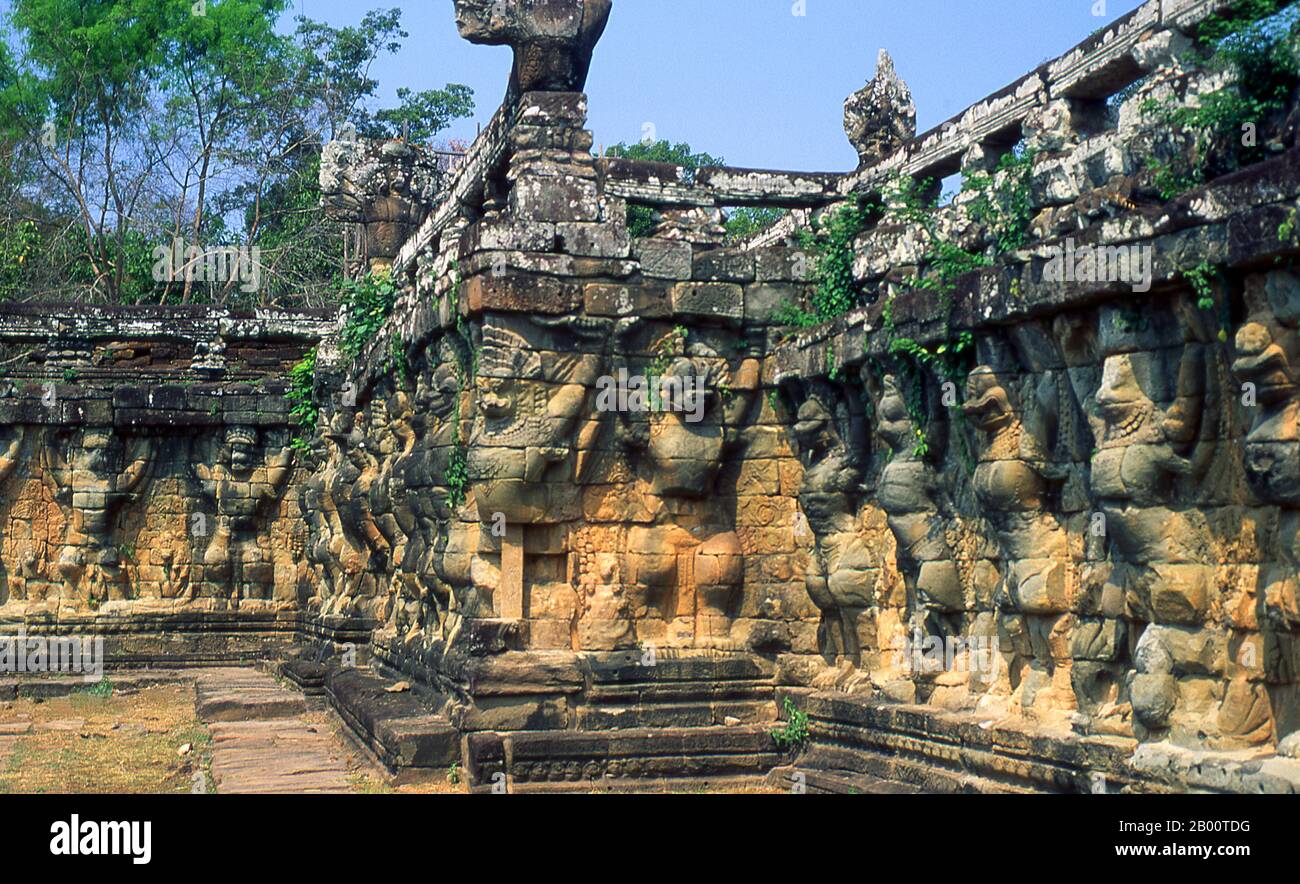 Camboya: Garudas adornan la parte central de la Terraza de los elefantes, la Terraza de los elefantes, Angkor Thom. La Terraza de los elefantes fue utilizada por el rey Jayavarman VII para revisar su ejército victorioso. Angkor Thom, que significa "la Gran Ciudad", se encuentra a una milla al norte de Angkor Wat. Fue construido a finales del siglo 12 por el rey Jayavarman VII, y cubre un área de 9 km², dentro de los cuales se encuentran varios monumentos de épocas anteriores, así como los establecidos por Jayavarman y sus sucesores. Se cree que ha mantenido una población de 80,000-150,000 personas. Foto de stock