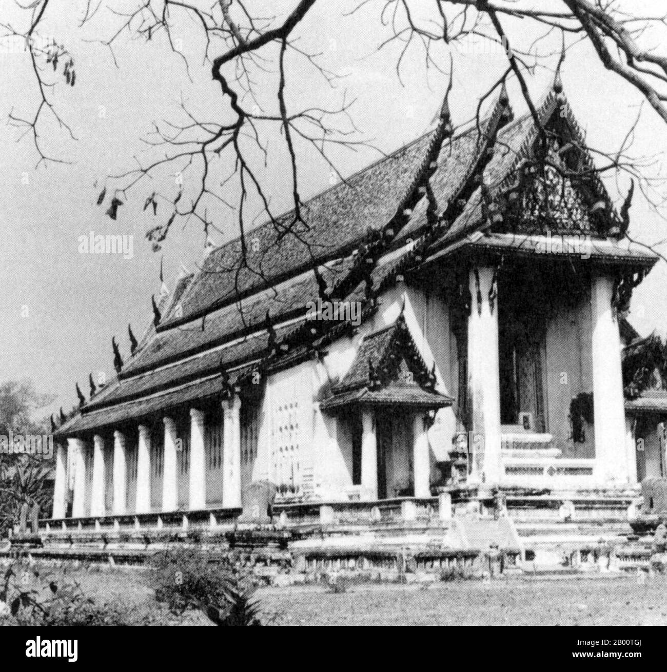 Tailandia: La sala de ordenación de Wat Na Phra Men en Ayutthaya. Uno de los pocos templos siameses que han escapado a la destrucción de los birmanos, Wat Na Phra Men fue construido durante el período Ayutthaya y es considerado uno de los mejores ejemplos de la arquitectura Ayutthaya de esta época. Los siameses, o Thais, se trasladaron de su casa ancestral en el sur de China hacia el sudeste asiático continental alrededor del siglo 10 EC. Antes de esto, reinos de la India como los reinos Mon, Khmer y Malay gobernaron la región. Los tailandeses establecieron sus propios estados a partir de Sukhothai, Chiang Saen, Chiang Mai y Lanna Foto de stock