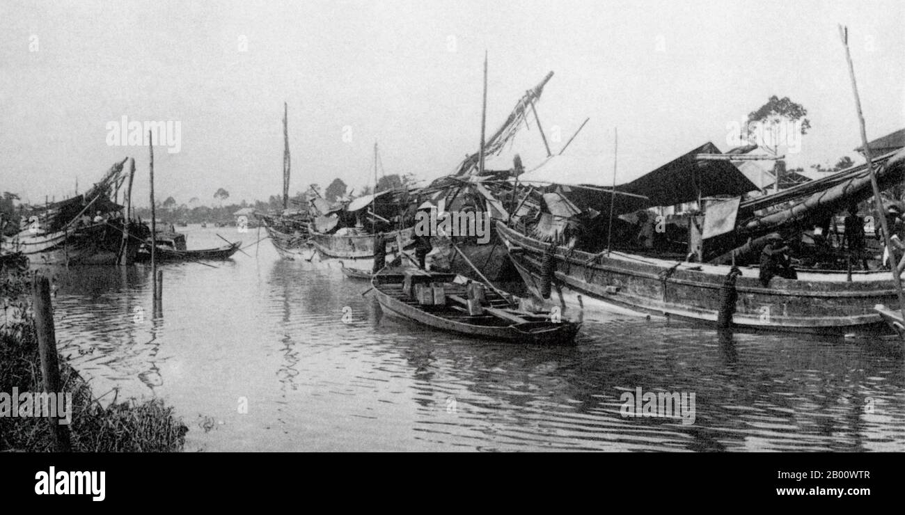 Vietnam: Juncos vietnamitas en el río Mekong cerca de Vinh Long en Cochinchina en 1918. Cochinchina es una región que abarca el tercio sur de Vietnam incluyendo Saigón, o Ciudad Ho Chi Minh. Fue una colonia francesa de 1862 a 1948. En 1864, todos los territorios franceses del sur de Vietnam fueron declarados como la nueva colonia francesa de Cochinchina, que iba a ser gobernada por el almirante Jules Marie Dupré desde 1868-74. El estado posterior de Vietnam del Sur fue creado en 1954 combinando Cochinchina con el sur de Annam. En vietnamita, la región se llama Nam Bo. Foto de stock