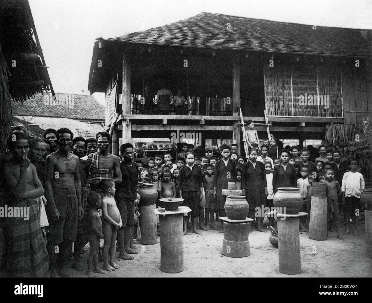 Vietnam: Una fotografía de 1918 de la aldea de Khmer Krom en la zona de Chau Doc del delta vietnamita, entonces parte de Cochinchina. Cochinchina es una región que abarca el tercio sur de Vietnam incluyendo Saigón, o Ciudad Ho Chi Minh. Fue una colonia francesa de 1862 a 1948. En 1864, todos los territorios franceses del sur de Vietnam fueron declarados como la nueva colonia francesa de Cochinchina, que iba a ser gobernada por el almirante Jules Marie Dupré desde 1868-74. El estado posterior de Vietnam del Sur fue creado en 1954 combinando Cochinchina con el sur de Annam. En vietnamita, la región se llama Nam Bo. Foto de stock