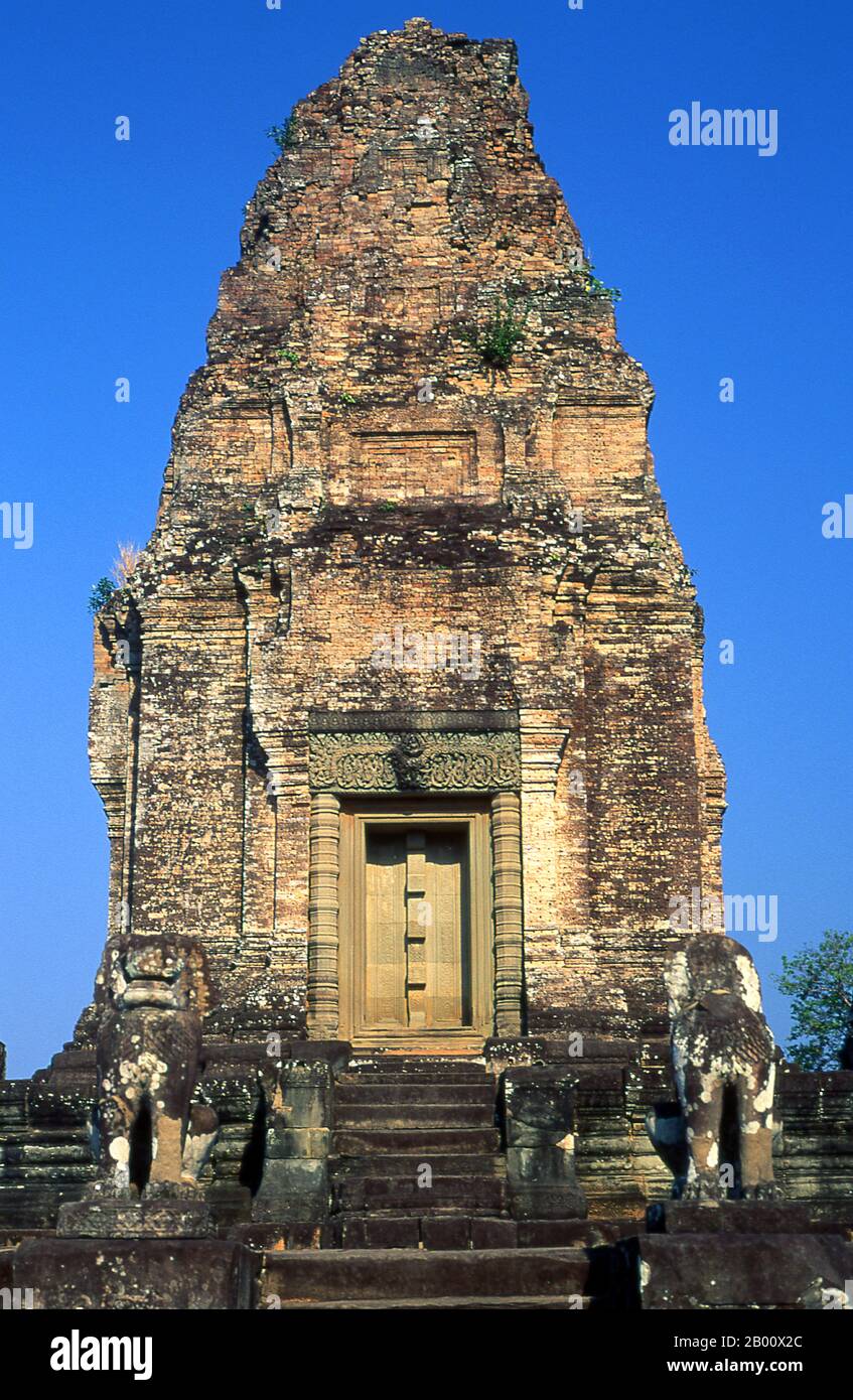 Camboya: East Mebon o Oriental Mebon, Angkor. El East Mebon es un templo del siglo 10, construido durante el reinado del rey Rajendravarman. El East Mebon fue dedicado al dios Hindú Shiva y honra a los padres del rey. Su ubicación refleja la preocupación de los arquitectos jemeres por la orientación y las direcciones cardinales. Foto de stock