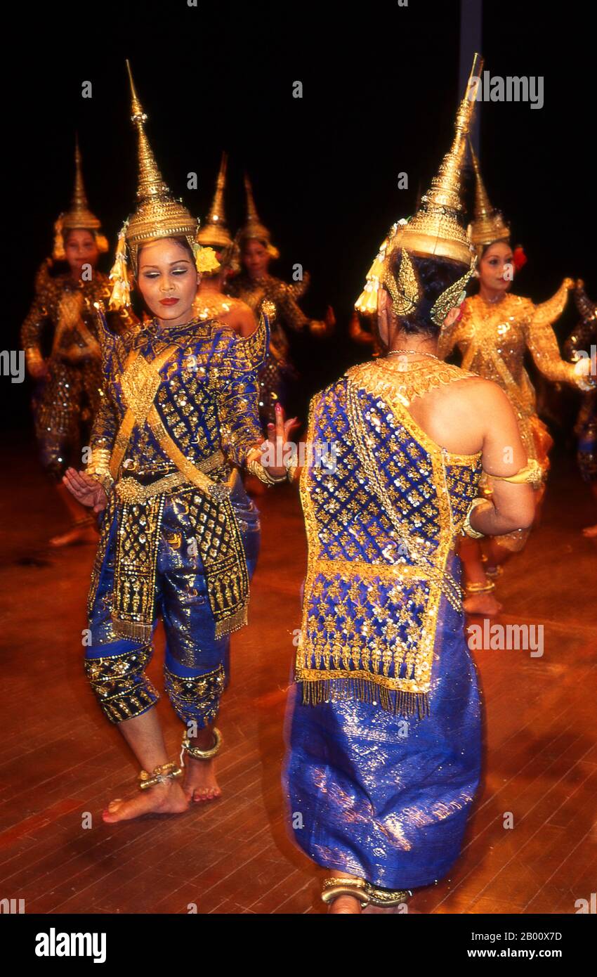 Camboya: Bailarines, Ballet Real de Camboya, Phnom Penh la danza clásica Khmer es similar a las danzas clásicas de Tailandia y Camboya. El Reamker es una versión jemer del Ramayana y es uno de los dramas de baile más comúnmente realizados. Foto de stock