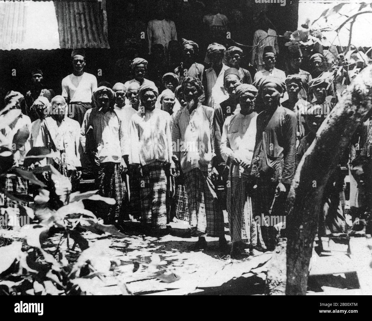 Vietnam: Un grupo de personas Cham se reúnen para una fotografía en el mercado de Chau Doc en Cochinchina en 1918. Cochinchina es una región que abarca el tercio sur de Vietnam incluyendo Saigón, o Ciudad Ho Chi Minh. Fue una colonia francesa de 1862 a 1948. El estado posterior de Vietnam del Sur fue creado en 1954 combinando Cochinchina con el sur de Annam. Los Cham son restos del Reino de Champa (siglos VII a XV), hoy en día se concentran entre la provincia de Kampong Cham en Camboya y la zona central de Vietnam de Phan Rang y el sudeste de Vietnam de Phan Thiet, Ho Chi Minh City y An Giang Foto de stock