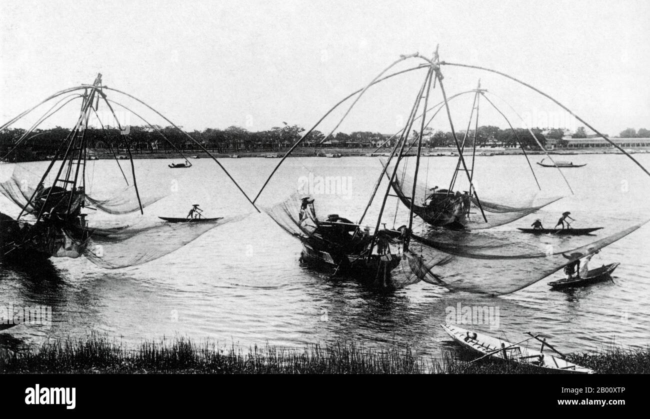 Vietnam: Barcos de pesca en Sa Dec en Cochinchina, 1918. Cochinchina es una región que abarca el tercio sur de Vietnam incluyendo Saigón, o Ciudad Ho Chi Minh. Fue una colonia francesa de 1862 a 1948. En 1864, todos los territorios franceses del sur de Vietnam fueron declarados como la nueva colonia francesa de Cochinchina, que iba a ser gobernada por el almirante Jules Marie Dupré desde 1868-74. El estado posterior de Vietnam del Sur fue creado en 1954 combinando Cochinchina con el sur de Annam. En vietnamita, la región se llama Nam Bo. Foto de stock