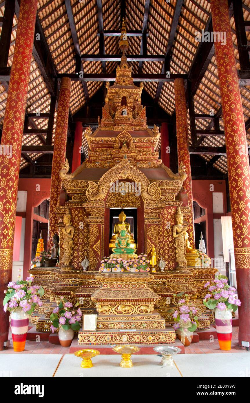 Tailandia: Una copia del Buda Esmeralda delante del mondop dentro del  Ubosot (bot), Wat Phra Singh, Chiang Mai. Wat Phra Singh o para darle su  nombre completo, Wat Phra Singh Woramahaviharn, fue