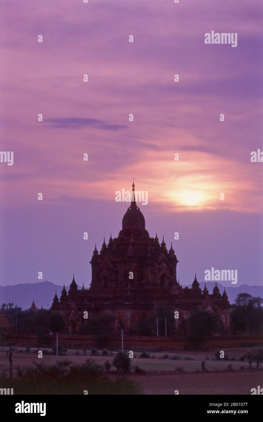 Birmania: Templo Htilominlo, Ciudad Antigua de Bagan (pagan). El templo de Htilominlo fue construido durante el reinado del rey Htilominlo (también conocido como Nandaungmya) en 1211. Bagan, antes pagano, fue construido principalmente entre el siglo 11th y el siglo 13th. Formalmente titulado Arimaddanapura o Arimaddana (la ciudad del cruzado enemigo) y también conocido como Tambadipa (la tierra del cobre) o Tassadessa (la tierra parchada), era la capital de varios reinos antiguos en Birmania. Foto de stock