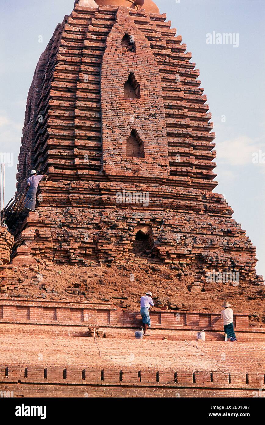 Birmania: Reparación de un templo en la antigua ciudad de Bagan (pagan). Bagan, antes pagano, fue construido principalmente entre el siglo 11th y el siglo 13th. Formalmente titulado Arimaddanapura o Arimaddana (la ciudad del cruzado enemigo) y también conocido como Tambadipa (la tierra del cobre) o Tassadessa (la tierra parchada), era la capital de varios reinos antiguos en Birmania. Foto de stock