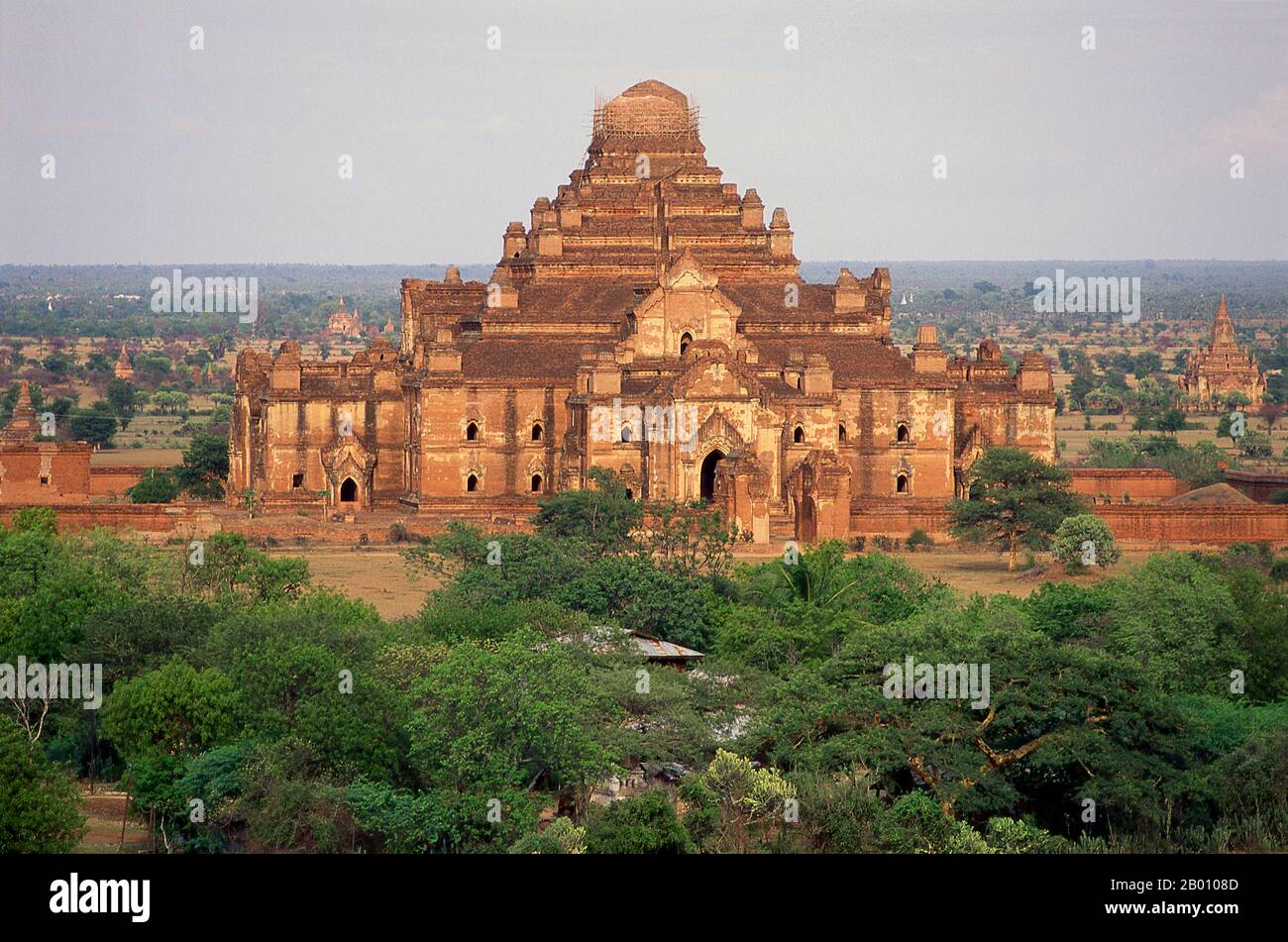 Birmania: Templo Dhammayangyi, Ciudad Antigua de Bagan (pagan). El templo de Dhammayangyi es el templo más grande de Bagan y fue construido durante el reinado del rey Narathu (1167-1170). Bagan, antes pagano, fue construido principalmente entre el siglo 11th y el siglo 13th. Formalmente titulado Arimaddanapura o Arimaddana (la ciudad del cruzado enemigo) y también conocido como Tambadipa (la tierra del cobre) o Tassadessa (la tierra parchada), era la capital de varios reinos antiguos en Birmania. Foto de stock