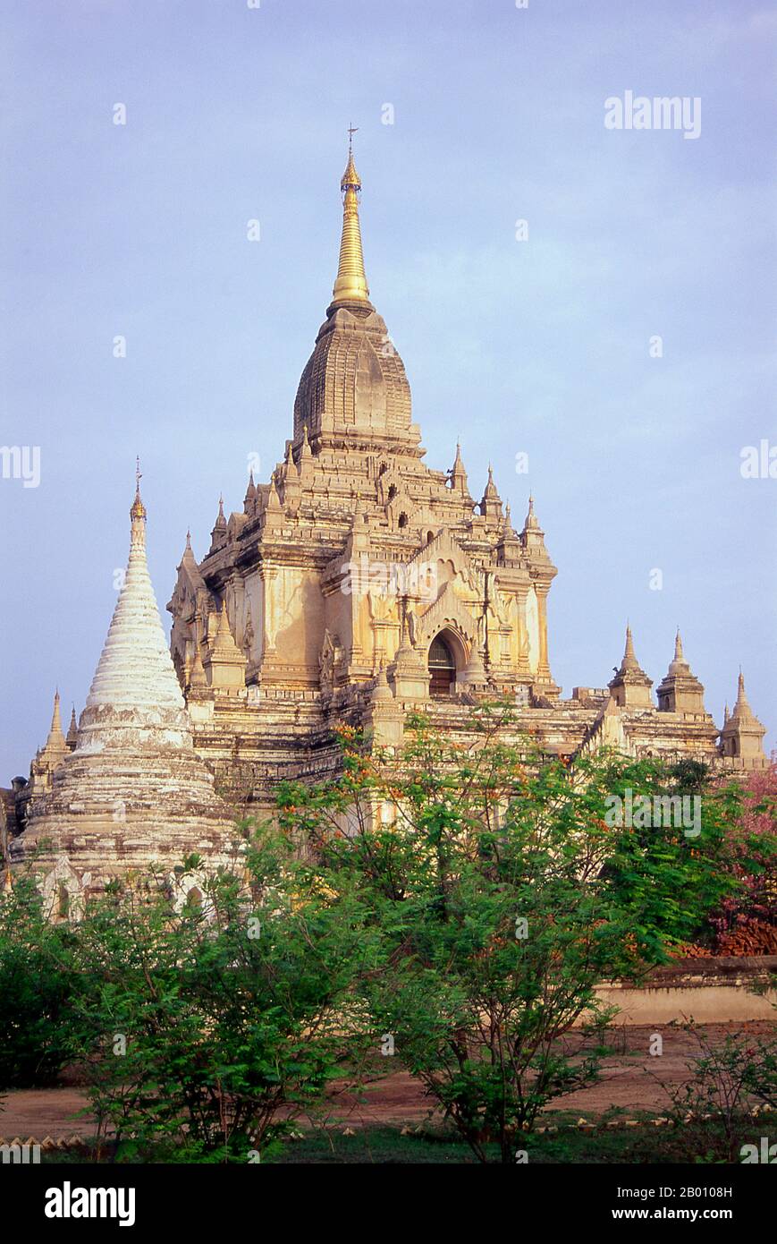 Birmania: Templo de Gawdawpalin, Ciudad Antigua de Bagan (pagan). La construcción del templo de Gawdawpalin comenzó durante el reinado de Narapatisithu (1174–1211) y se completó durante el reinado de Htilominlo (1121–1234). El templo Gawdawpalin es el segundo templo más alto de Bagan. Bagan, antes pagano, fue construido principalmente entre el siglo 11th y el siglo 13th. Formalmente titulado Arimaddanapura o Arimaddana (la ciudad del cruzado enemigo) y también conocido como Tambadipa (la tierra del cobre) o Tassadessa (la tierra parchada), era la capital de varios reinos antiguos en Birmania. Foto de stock