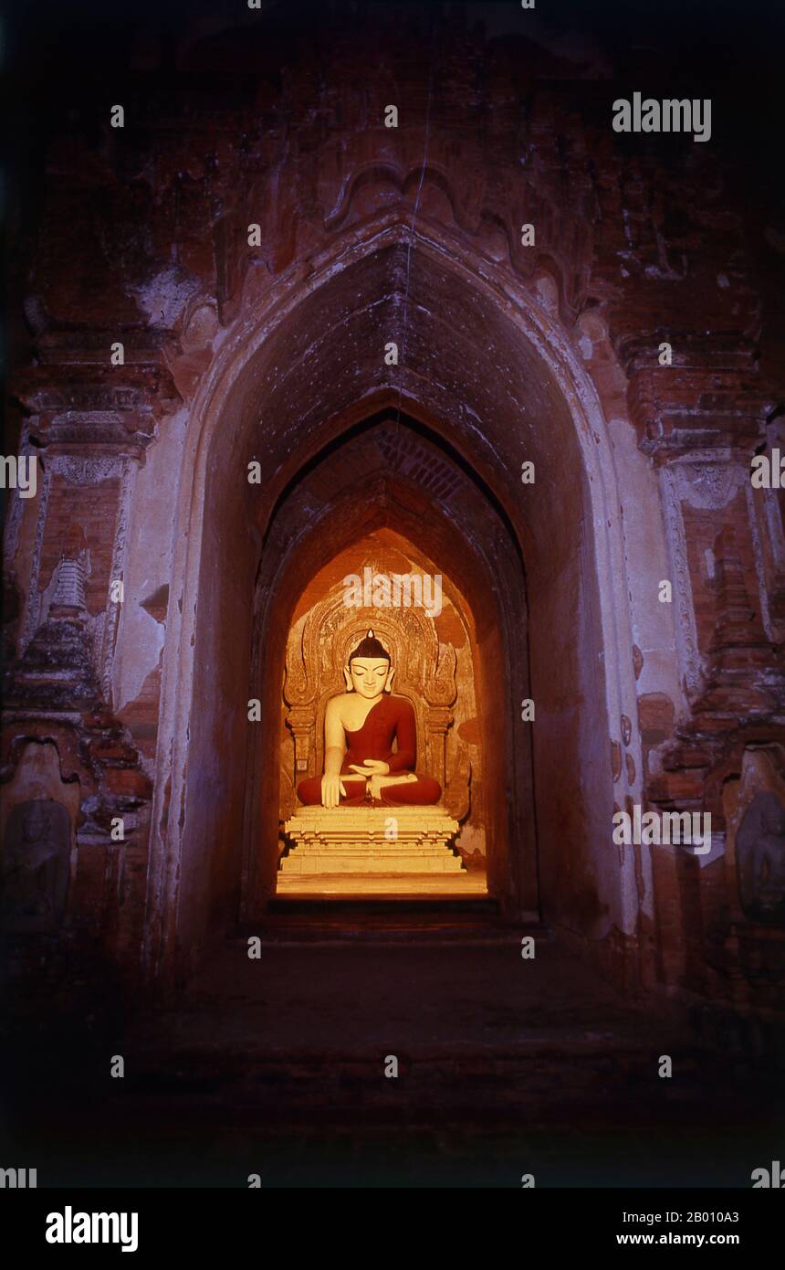 Birmania: Buda, Templo de Htilominlo, Ciudad Antigua de Bagan (pagan). El templo de Htilominlo fue construido durante el reinado del rey Htilominlo (también conocido como Nandaungmya) en 1211. Bagan, antes pagano, fue construido principalmente entre el siglo 11th y el siglo 13th. Formalmente titulado Arimaddanapura o Arimaddana (la ciudad del cruzado enemigo) y también conocido como Tambadipa (la tierra del cobre) o Tassadessa (la tierra parchada), era la capital de varios reinos antiguos en Birmania. Foto de stock