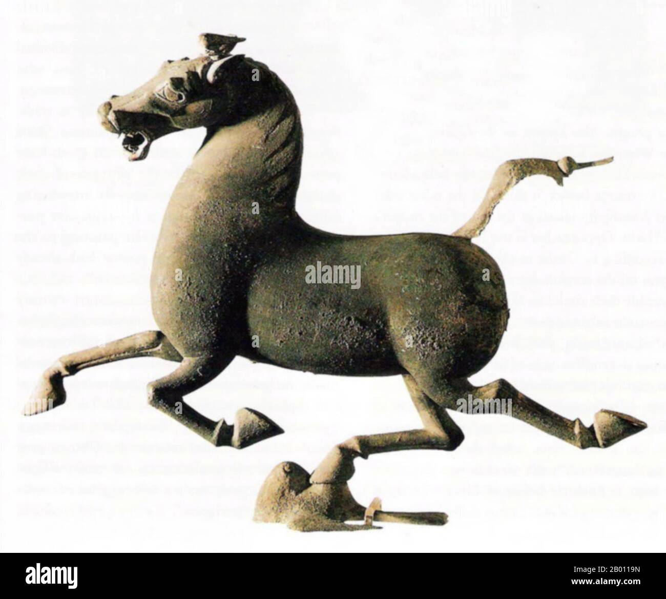 China: El caballo volador de Gansu, 2nd siglo CE. El caballo volador de Gansu, también conocido como el caballo de carrera de bronce o el caballo galopante que treba en un swallow volador, es una escultura de bronce de la tumba del general Zhang, Leitai, condado de Wuwei, provincia de Gansu, 2nd siglo CE, Dinastía Han Oriental. Foto de stock