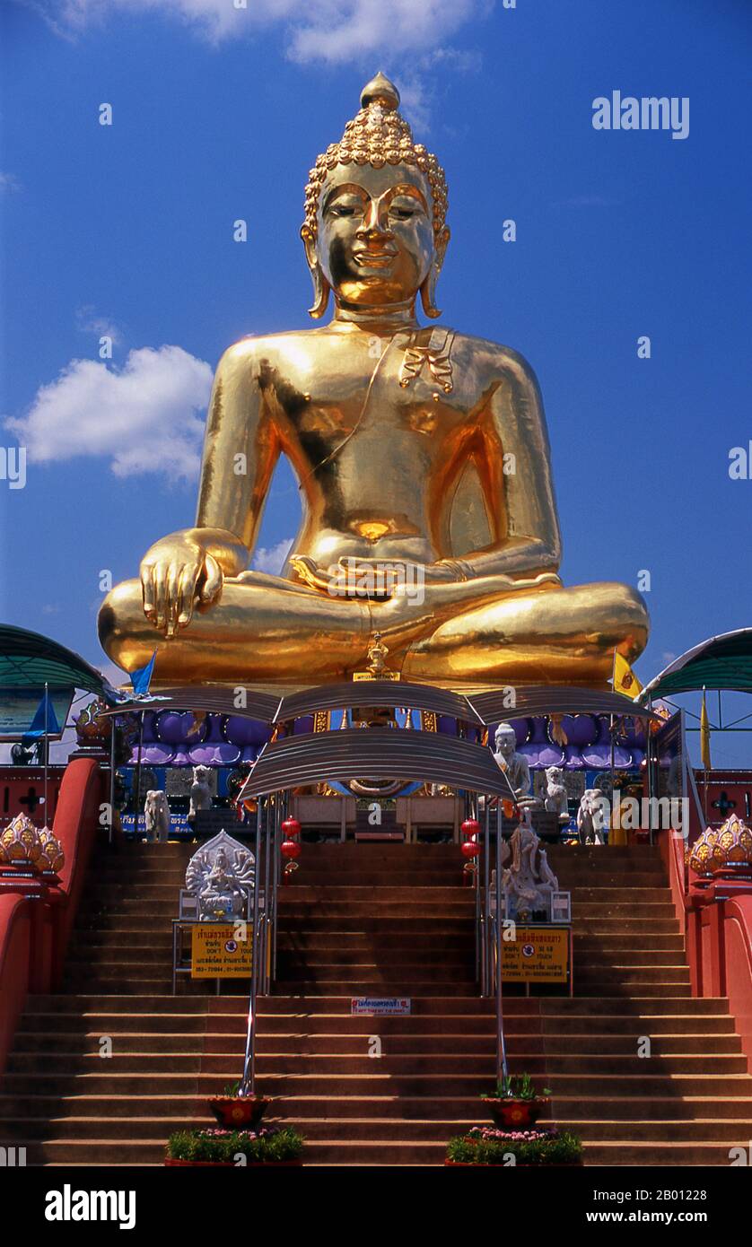 Tailandia: El enorme Buda dorado en SOP Ruak (corazón del Triángulo Dorado) cerca de Chiang Saen, provincia de Chiang Rai, norte de Tailandia. El Triángulo Dorado designa la confluencia del río Ruak y el río Mekong; el cruce de Tailandia, Laos y Myanmar. Foto de stock
