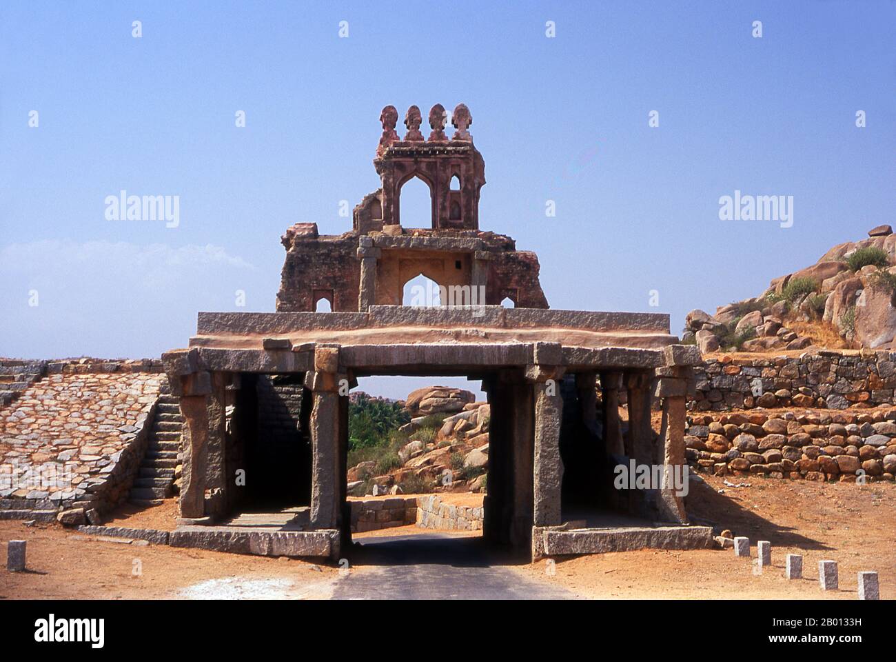 India: Puerta de entrada a las antiguas ruinas de Hampi, estado de Karnataka. Hampi es un pueblo en el estado de Karnataka. Se encuentra dentro de las ruinas de Vijayanagara, la antigua capital del Imperio Vijayanagara. Antes de la ciudad de Vijayanagara, sigue siendo un importante centro religioso, que alberga el Templo de Virupaksha, así como varios otros monumentos pertenecientes a la ciudad vieja. Foto de stock