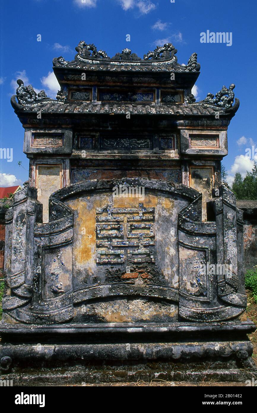 Vietnam: Tumba del emperador Duc Duc, Hue. El emperador Dục Đức (23 de febrero de 1852 - 6 de octubre de 1883), nacido en Nguyễn Phúc Ưng ái y a la edad de 17 años rebautizado como Nguyễn Phúc Ưng Chân, fue el quinto emperador de la dinastía vietnamita Nguyễn y reinó durante tres días (20 de julio de 1883 - 23 de julio de 1883). Hue fue la capital imperial de la dinastía Nguyen entre 1802 y 1945. Las tumbas de varios emperadores se encuentran en y alrededor de la ciudad y a lo largo del río Perfume. Hue es Patrimonio de la Humanidad de la UNESCO. Foto de stock