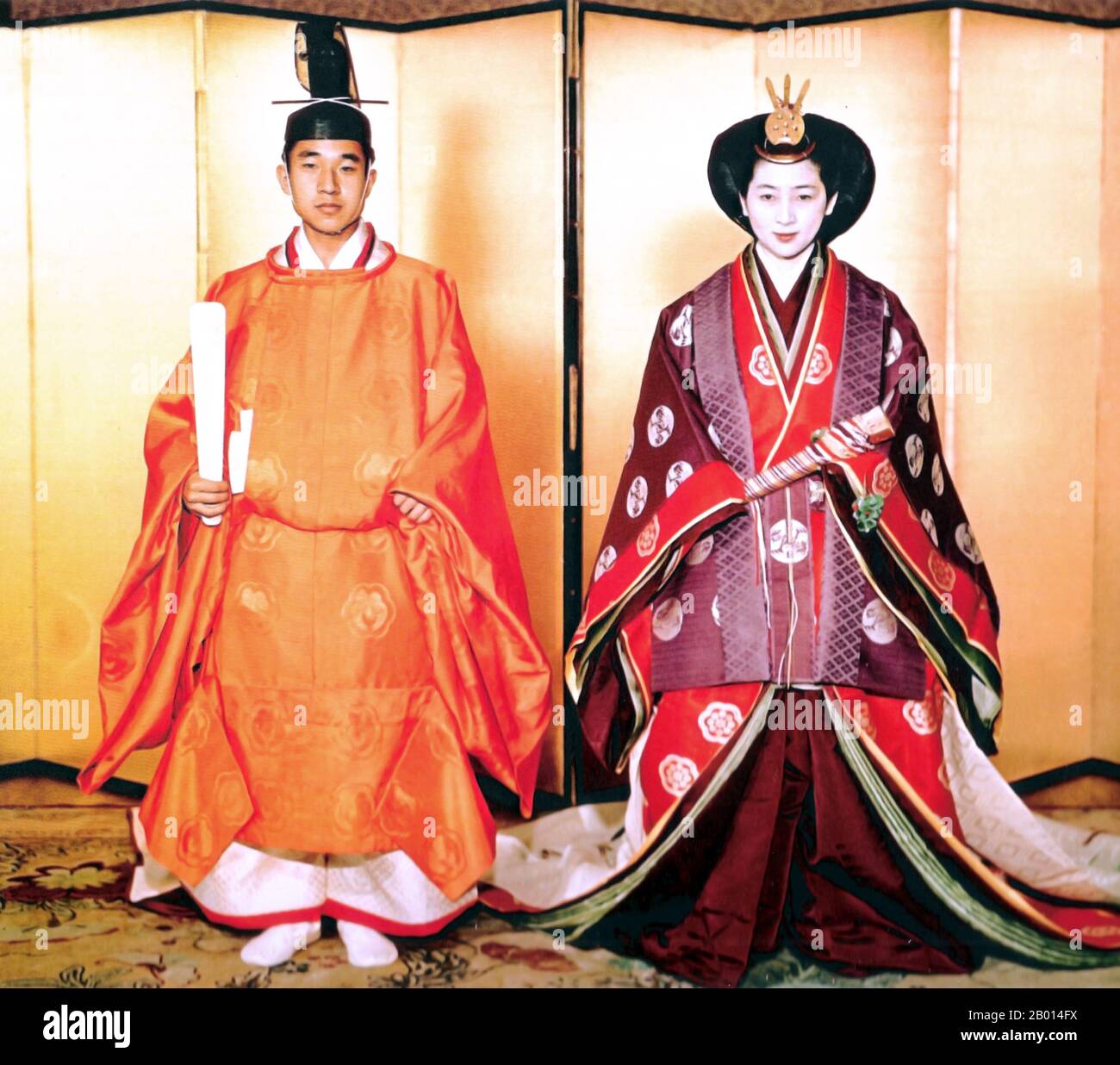 Japón: El príncipe heredero Akihito y Michiko Shoda, el futuro emperador Akihito y la emperatriz Michiko de Japón, en su boda, el 10 de abril de 1959. El 10 de abril de 1959, el Príncipe Heredero Akihito se casó con la Srta. Michiko Shoda (nacida el 24 de octubre de 1934), la hija mayor del Sr. Hidesaburo Shoda, presidente y posteriormente presidente honorario de Nisshin Flour Milling Company. La nueva Princesa de la Corona fue el primer plebeque se casó con la familia imperial. El ex emperador y emperatriz tienen tres hijos: El actual emperador Naruhito; el príncipe Akishino; y la ex princesa Sayako Kuroda. Foto de stock