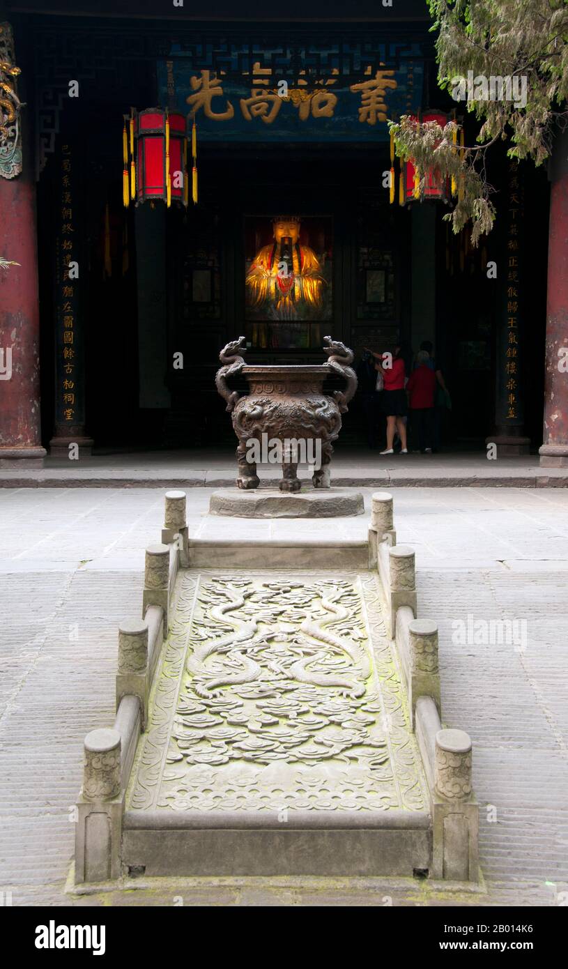 China: Palacio de Liu Bei, Wuhou Ci (Palacio Ancestral o Memorial de Wuhou), Chengdu, Provincia de Sichuan. Liu Bei (161 – 21 de junio de 223) fue un caudillo, general militar y más tarde como emperador Zhaolie el fundador del estado de Shu Han durante la era de los Tres Reinos de la historia china. A pesar de tener un comienzo más tarde que sus rivales y careciendo tanto de los recursos materiales y el estatus social que ellos mandaron, Liu superó sus muchas derrotas para sacar su propio reino, que en su pico abarcó los días modernos Sichuan, Guizhou, Hunan, parte de Hubei y parte de Gansu. Wuhou CI está dedicado a Liu Bei y al héroe Zhuge Liang. Foto de stock