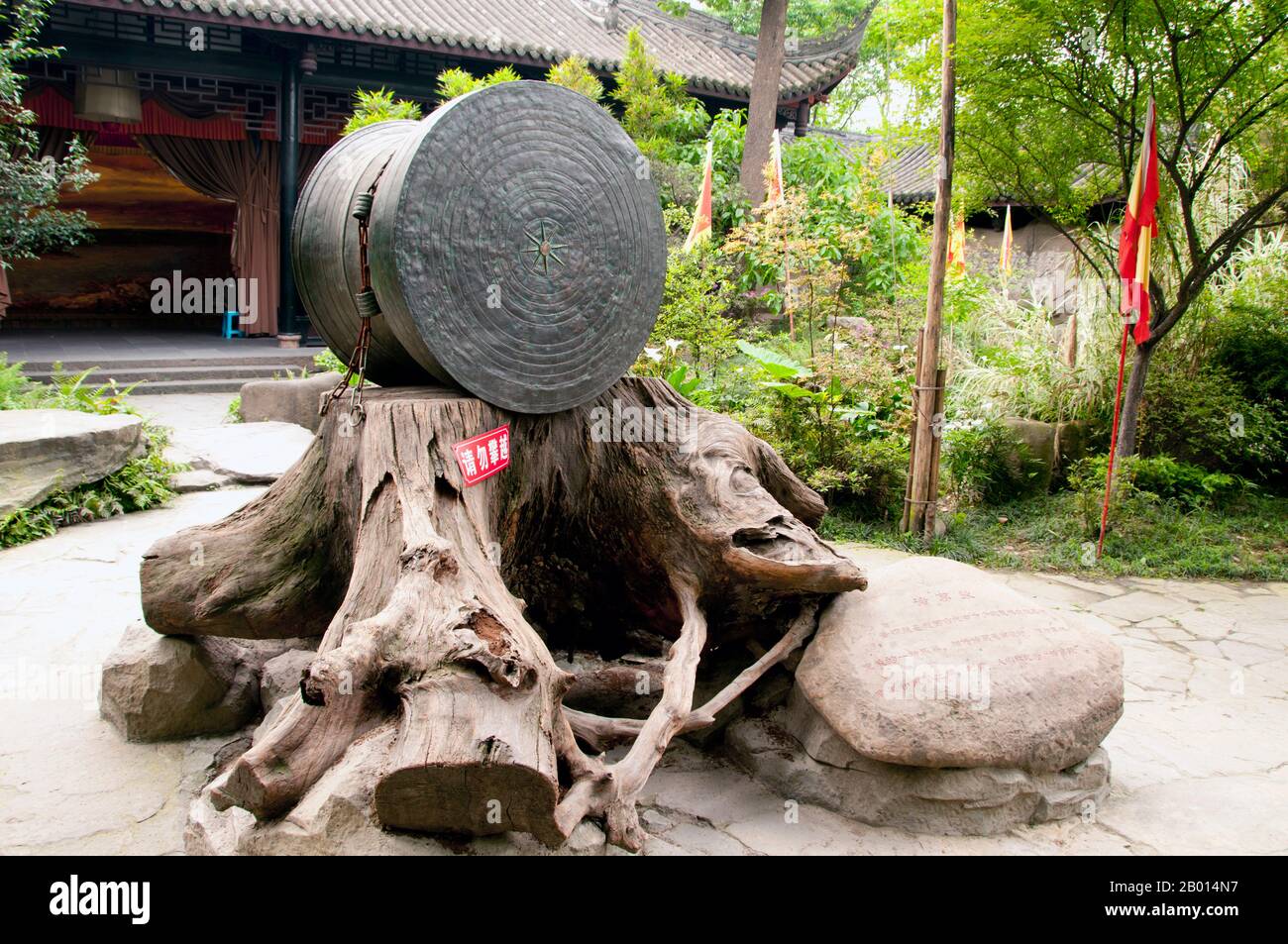 China: Tambor de bronce raro, Wuhou Ci (Wuhou ancestral o Memorial Hall), Chengdu, provincia de Sichuan. Wuhou Ci está dedicado a Zhuge Liang, héroe del clásico 'El Romance de los Tres Reinos' y su emperador, Liu Bei. Zhuge Liang (181–234) fue canciller de Shu Han durante el período de los Tres Reinos de la historia china. A menudo se le reconoce como el estratega más grande y más logrado de su época. Chengdu, conocida anteriormente como Chengtu, es la capital de la provincia de Sichuan en el suroeste de China. Foto de stock