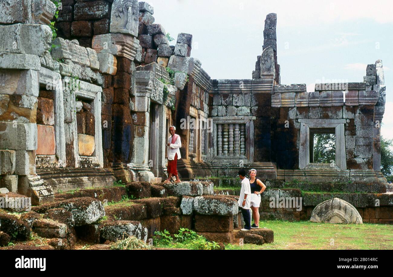 Camboya: Turistas en el templo de Phnom Chisor, provincia de Takeo. El templo en Phnom Chisor está construido de ladrillo y laterita con dinteles y puertas de piedra arenisca, el complejo data del siglo 11th, cuando era conocido como Suryagiri. Fue construido por el rey Suryavarman I. Suryavarman I (Narvanapala la) era rey del imperio Khmer de 1010 a 1050. Después del reinado de Udayadityavarman I, que terminó alrededor de 1000, no había un sucesor claro. Dos reyes, Jayaviravarman y Suryavarman I, ambos reclamaron el trono. Después de nueve años de guerra, Suryavarman gané el trono. Foto de stock