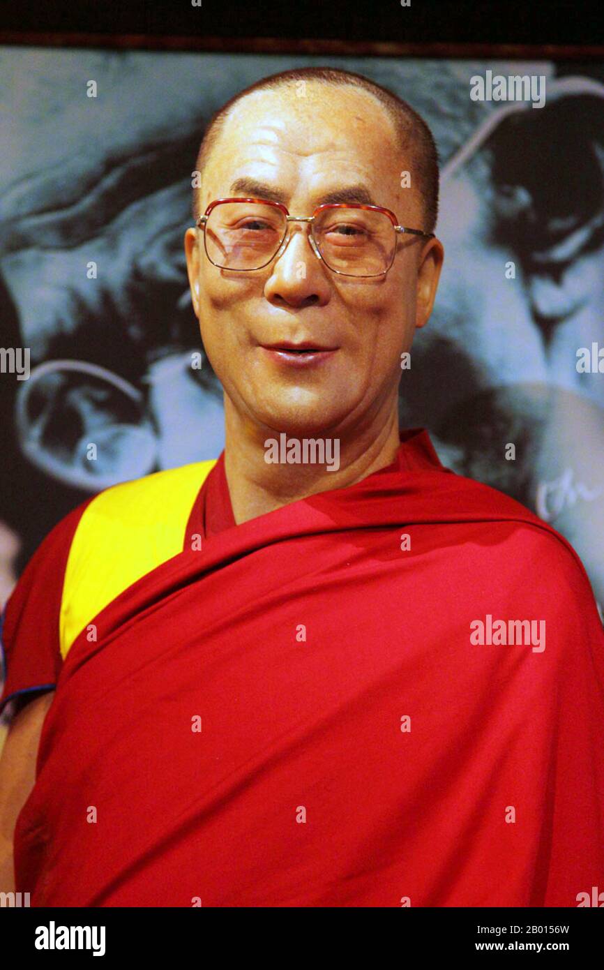 China/Tíbet/India: El Dalai Lama de 14th, Tenzin Gyatso (6 de julio de 1935-), siglo 21st. El Dalai Lama de 14th (nombre religioso: Tenzin Gyatso, acortado de Jetsun Jamphel Ngawang Lobsang Yeshe Tenzin Gyatso, nacido como Lhamo Dondrub) es el Dalai Lama de 14th y actual. Dalai Lamas es la figura más influyente en el linaje gelugpa del budismo tibetano, aunque el 14th ha consolidado el control sobre los otros linajes en los últimos años. Ganó el Premio Nobel de la Paz en 1989, y también es conocido por su defensa de toda la vida de los tibetanos dentro y fuera del Tíbet. Foto de stock