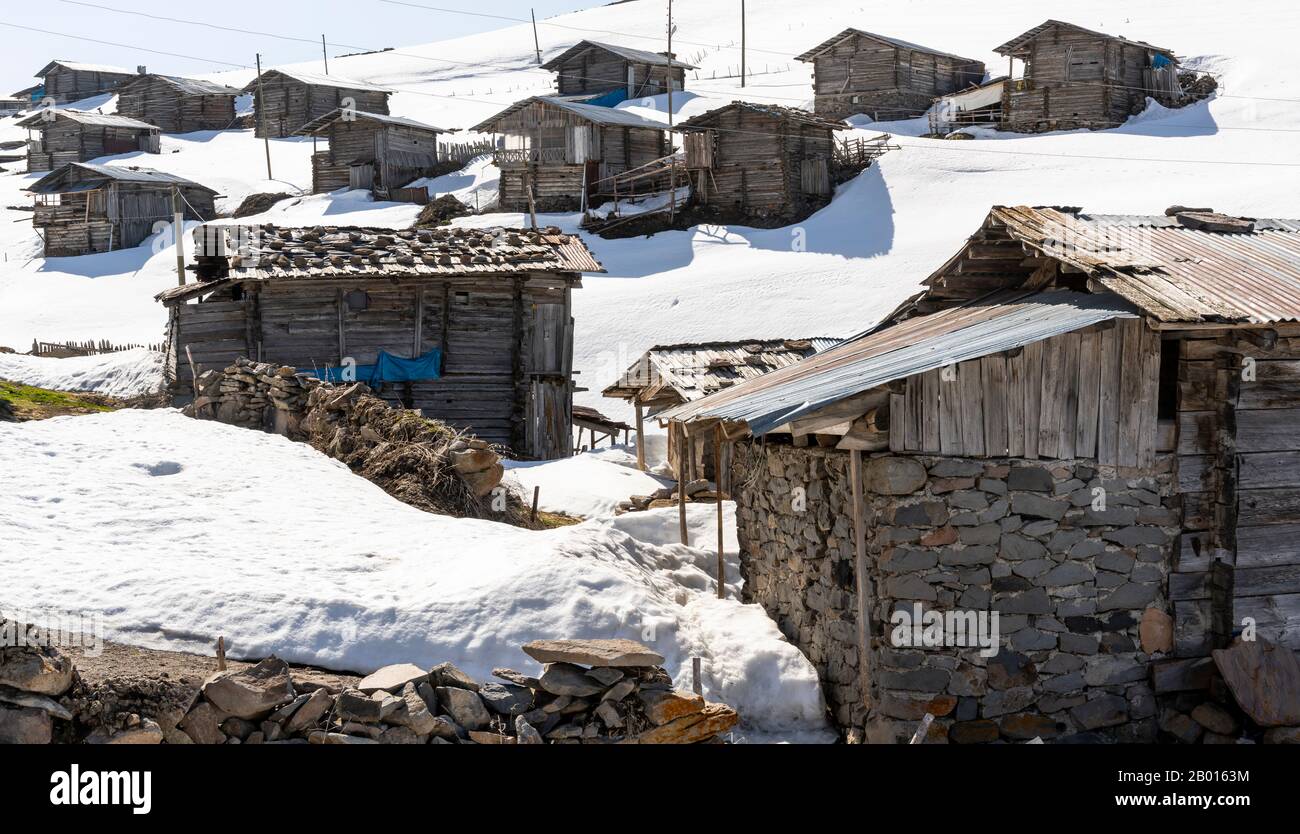 Koprulu, Turquía - 9 de mayo de 2019: Pequeño pueblo de Koprulu en la nieve con casas de madera y cabañas en un valle nevado en Turquía. Foto de stock
