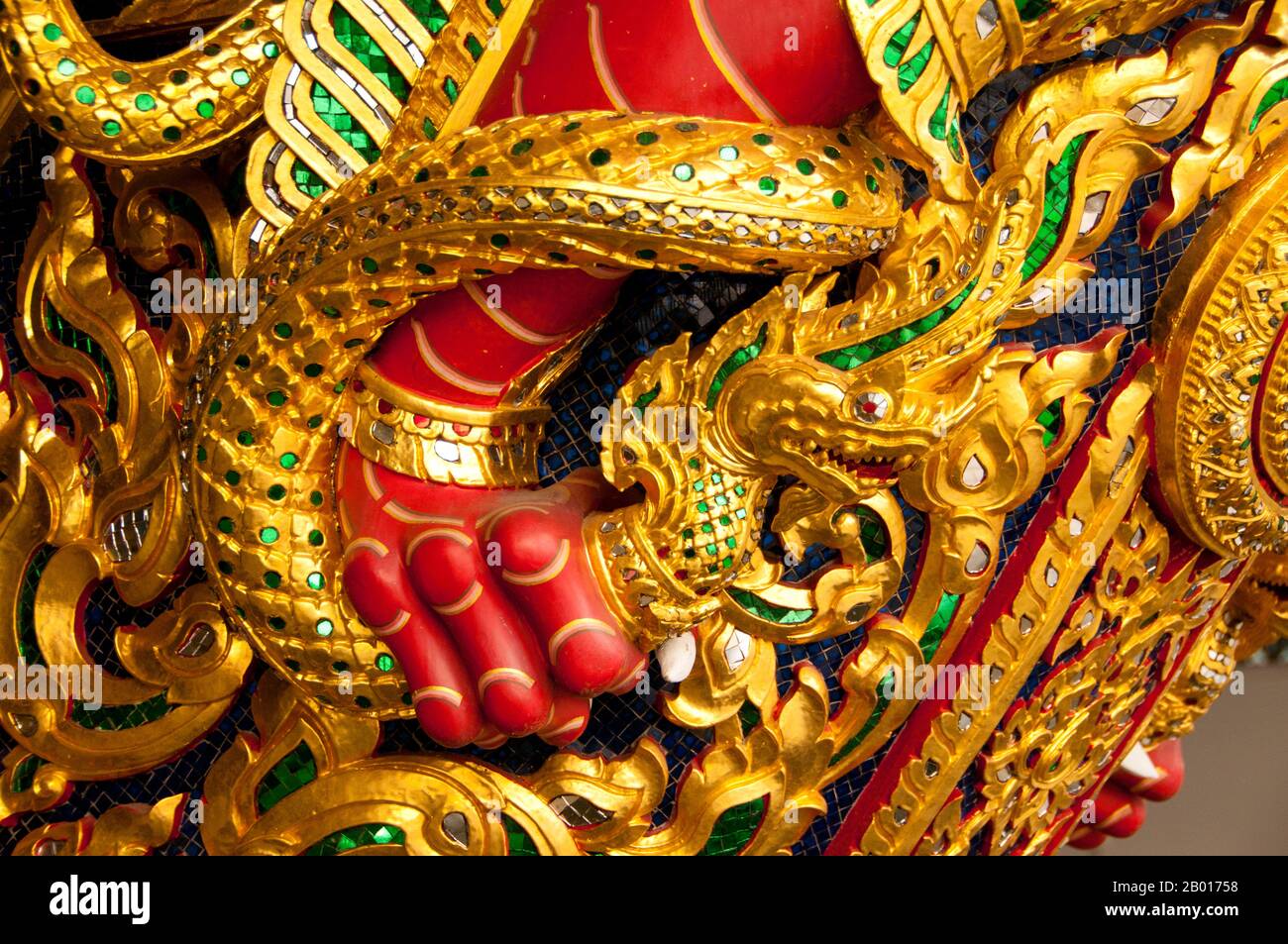 Tailandia: Detalle de Naga sobre la barcaza Narai Song Suban H. M. King Rama IX, Museo Real de Barges, Bangkok. El Rey Rama IX fue añadido a la colección de barcazas en 1996 para conmemorar los 50th años del Rey Bhumibol Adulyadej en el trono de Tailandia. Las barcazas reales de Tailandia se han utilizado en ceremonias en el río Chao Phraya de Bangkok desde el siglo 18th, pero también se utilizaron antes de este período en la era de Ayutthayan. Las exquisitamente elaboradas barcazas reales son una mezcla de artesanía y arte tradicional tailandés Foto de stock
