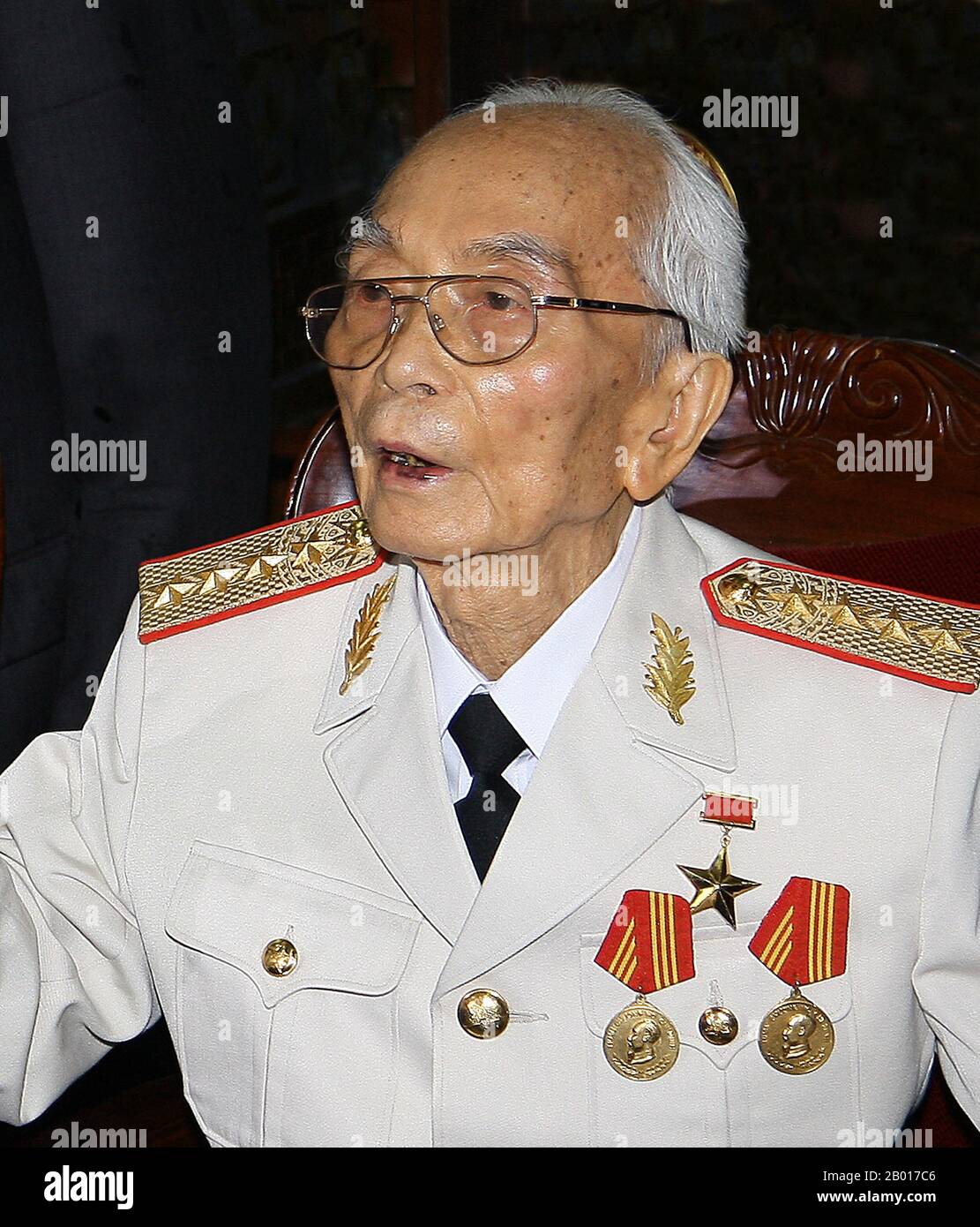 Vietnam: General Vo Nguyen Giap, víctor de Dien Bien Phu, de 97 años de edad. Foto de Ricardo Stuckert (PR/ABR/BRASIL) (Licencia CC BY-3,0), 2008. Vo Nguyen Giap (vietnamita: Võ Nguyên Giáp), nacido el 25 de agosto de 1911, falleció el 4 de octubre de 2013, fue un oficial vietnamita del Ejército Popular de Vietnam y un político. Fue comandante principal en dos guerras: La Primera Guerra Indochina (1946–1954) y la Segunda Guerra Indochina (1960–1975). Participó en las siguientes batallas históricamente significativas: Lạng Sơn (1950); Hòa Bình (1951–1952); Điện Biên Phủ (1954) y la ofensiva de Tết (1968), entre otras. Foto de stock