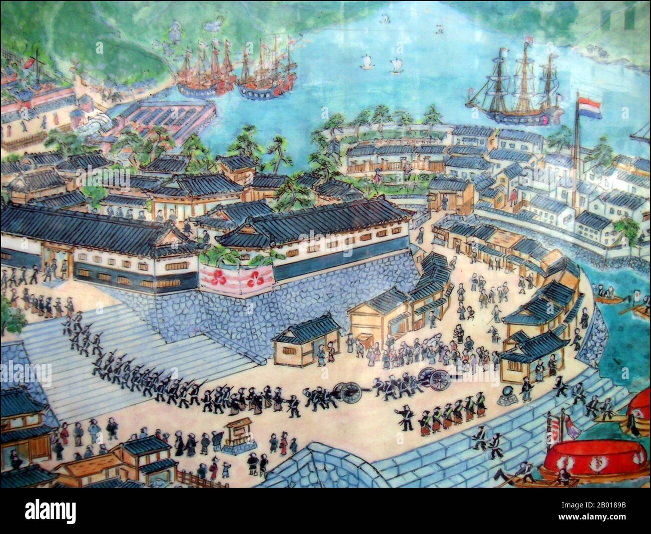 Japón: El Centro de Entrenamiento Nagasaki con el puesto de comercio de islas artificiales de Dejima en el fondo - bandera holandesa volando. Pintura de principios del siglo 19th. Dejima (literalmente 'isla de salida'; holandés: Desjima o Deshima, algunas veces latinizado como Decima o Dezima) fue una pequeña isla artificial en forma de abanico construida en la bahía de Nagasaki en 1634. Esta isla, formada por la excavación de un canal a través de una pequeña península, permaneció como único lugar de comercio directo e intercambio entre Japón y el mundo exterior durante el período Edo. Dejima fue construido para restringir a los comerciantes extranjeros como parte de la política de 'sakoku'. Foto de stock