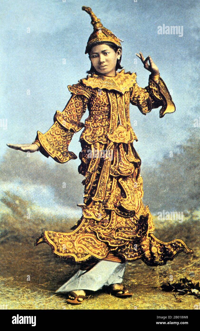Birmania/Myanmar: Vestido real de la última dinastía de Konbaung. El estilo es el de la corte del rey Thibaw (1878-1885). La danza del pin-taing-san (Princesa de la Corona), c. 1885. Los orígenes de la danza birmana se remontan a las culturas Pyu, Halin y Mon en las regiones central y baja de Irrawaddy desde al menos dos siglos antes de la era cristiana. La evidencia arqueológica muestra influencias indias en esto. También hubo influencias de las culturas tailandesa y jemer durante las muchas invasiones y contrainvasiones que ocurrieron durante los próximos dos milenios. Foto de stock