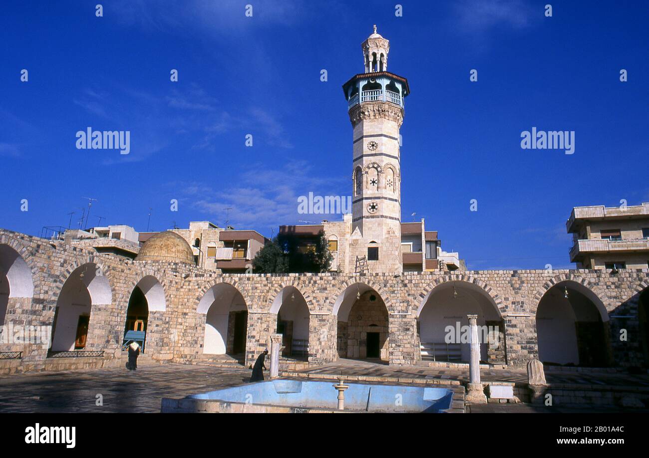 Siria: El alminar octogonal mamluk construido en 1427, la Gran Mezquita, Hama. La Gran Mezquita fue construida por los Omeyas en el siglo 8th EC y fue modelada a partir de la Mezquita Omeya en Damasco. Fue destruida casi por completo en 1982 durante el levantamiento musulmán sunita en Hama. Hama es la ubicación de la ciudad histórica de Hamath. En 1982 fue escenario de la peor masacre de la historia árabe moderna. El presidente Hafaz al-Assad ordenó a su hermano Rifaat al-Assad sofocar una revuelta islamista sunita en la ciudad. Se estima que entre 25.000 y 30.000 personas fueron masacradas. Foto de stock